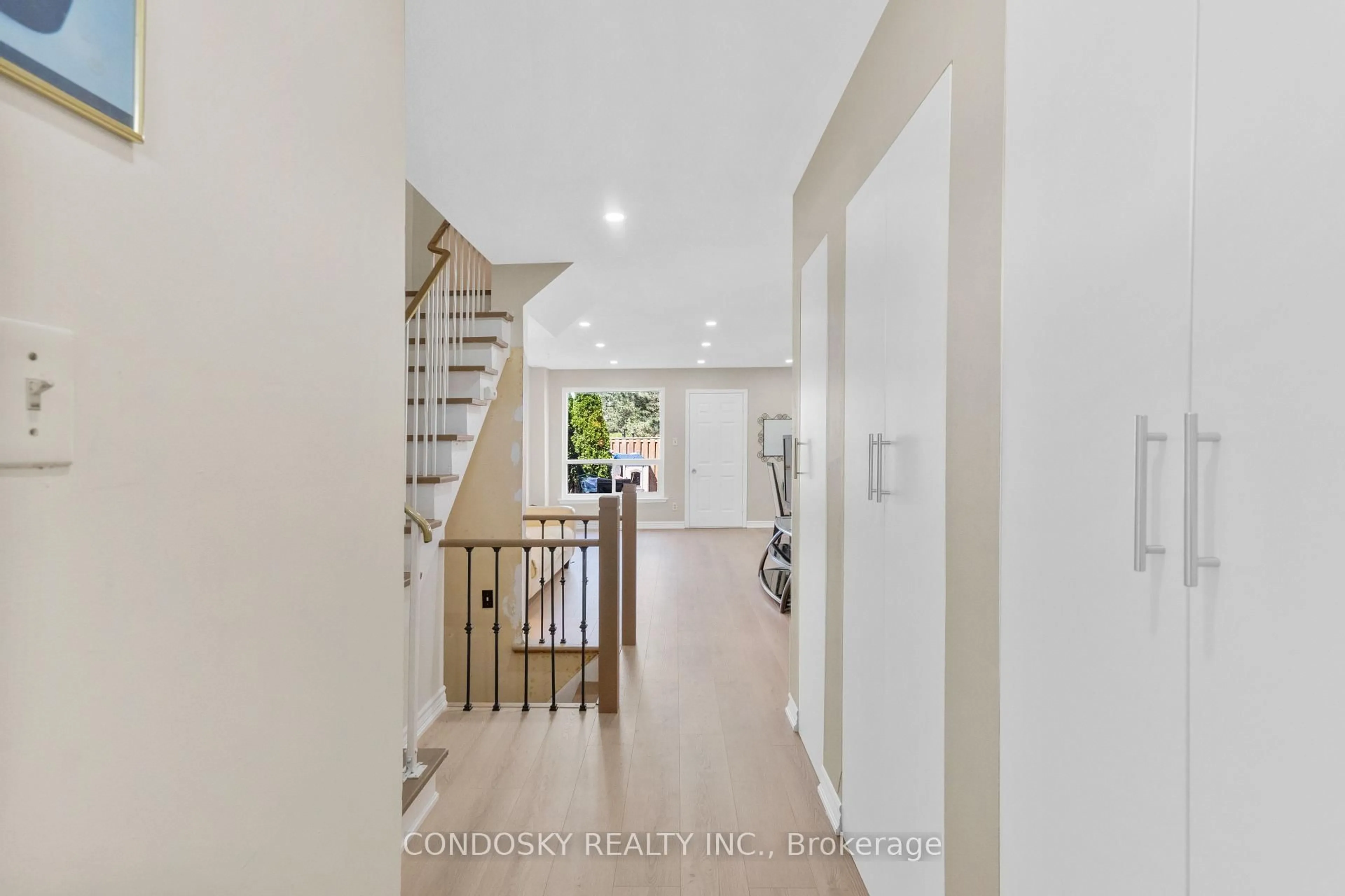 Unknown for 42 Village Crt, Brampton Ontario L6W 1A6
