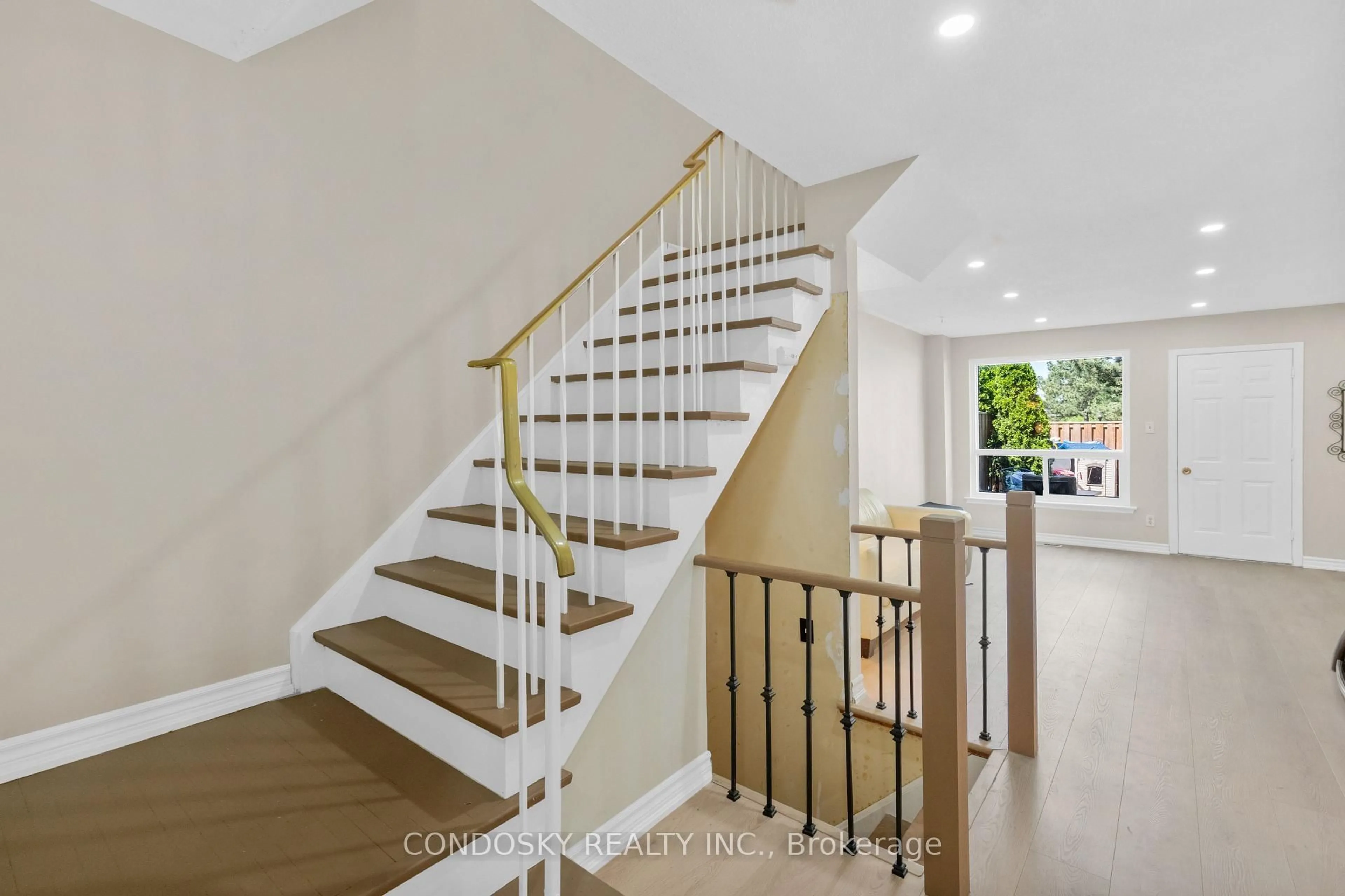 Stairs for 42 Village Crt, Brampton Ontario L6W 1A6