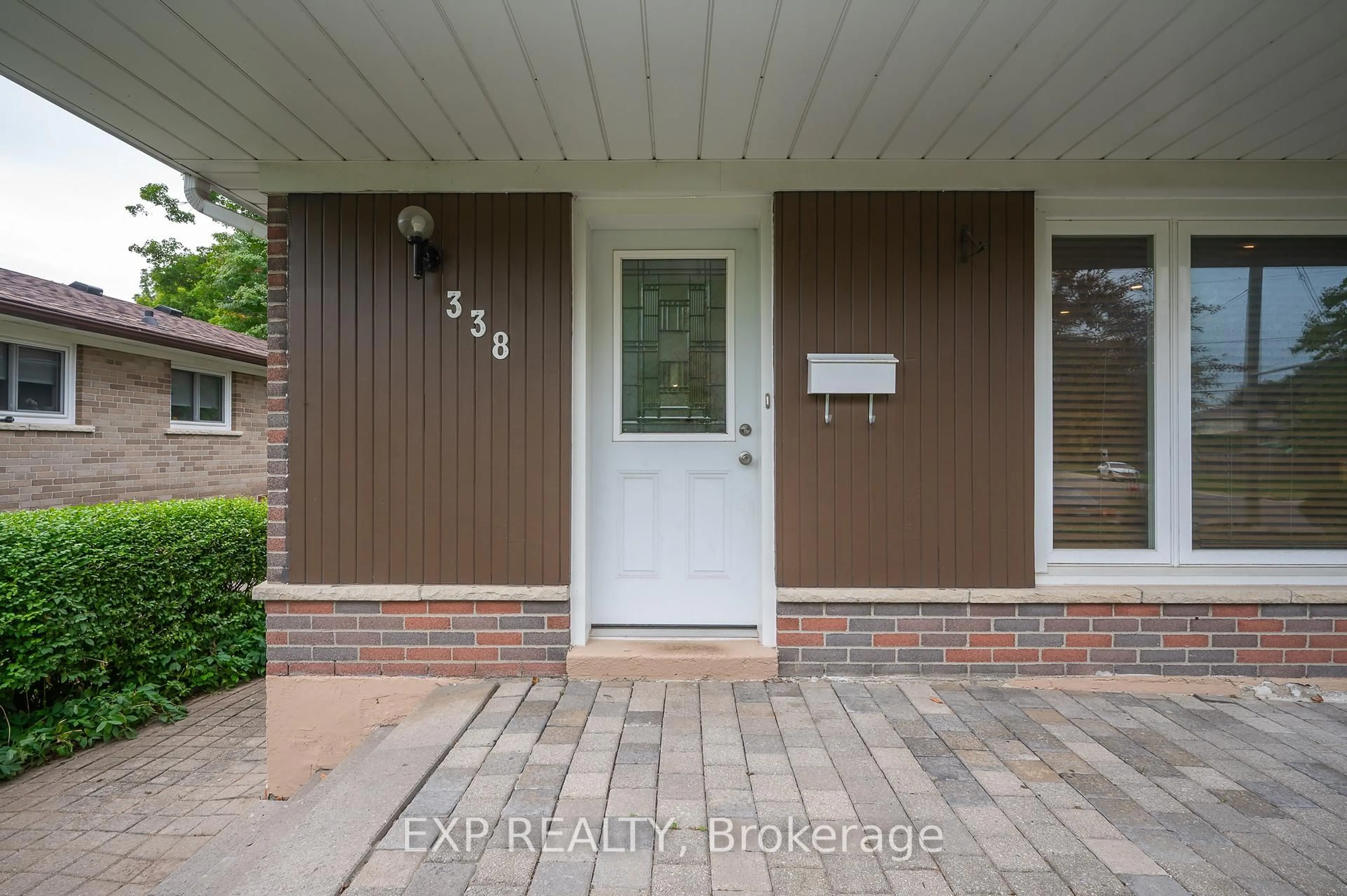 Indoor entryway for 338 Delrex Blvd, Halton Hills Ontario L7G 4H4