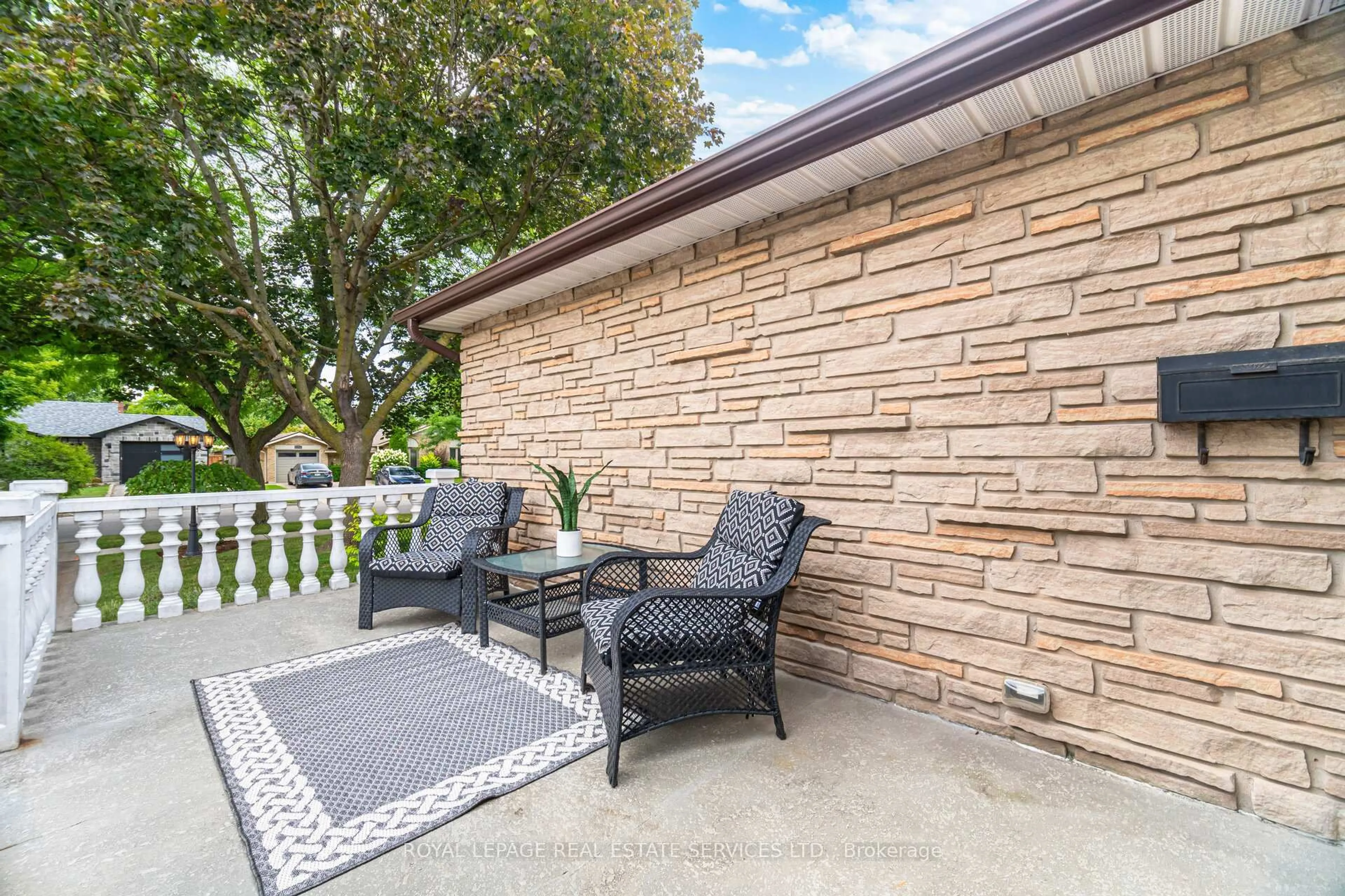 Patio, street for 518 Vanguard Cres, Oakville Ontario L6L 5G7