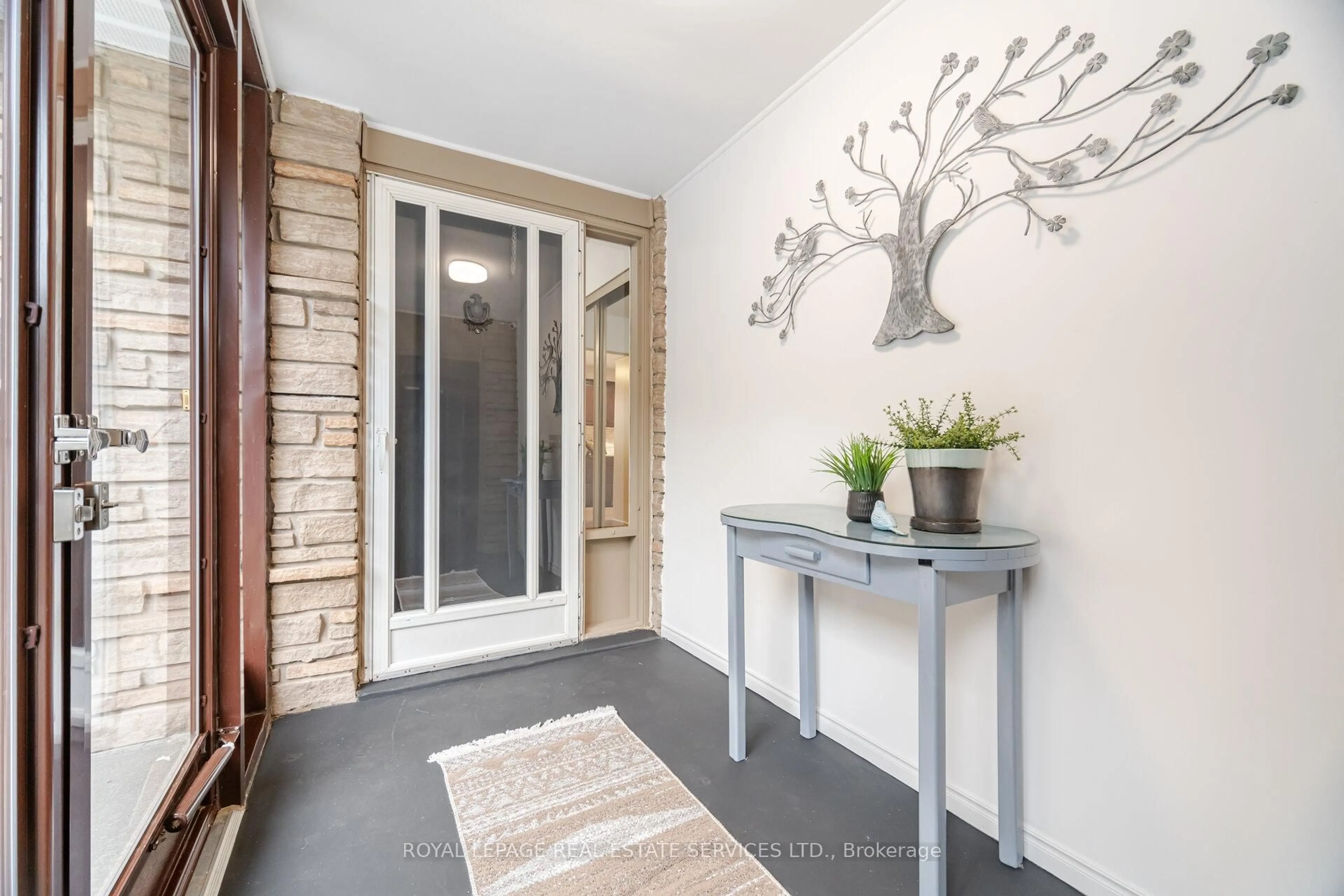 Indoor entryway for 518 Vanguard Cres, Oakville Ontario L6L 5G7