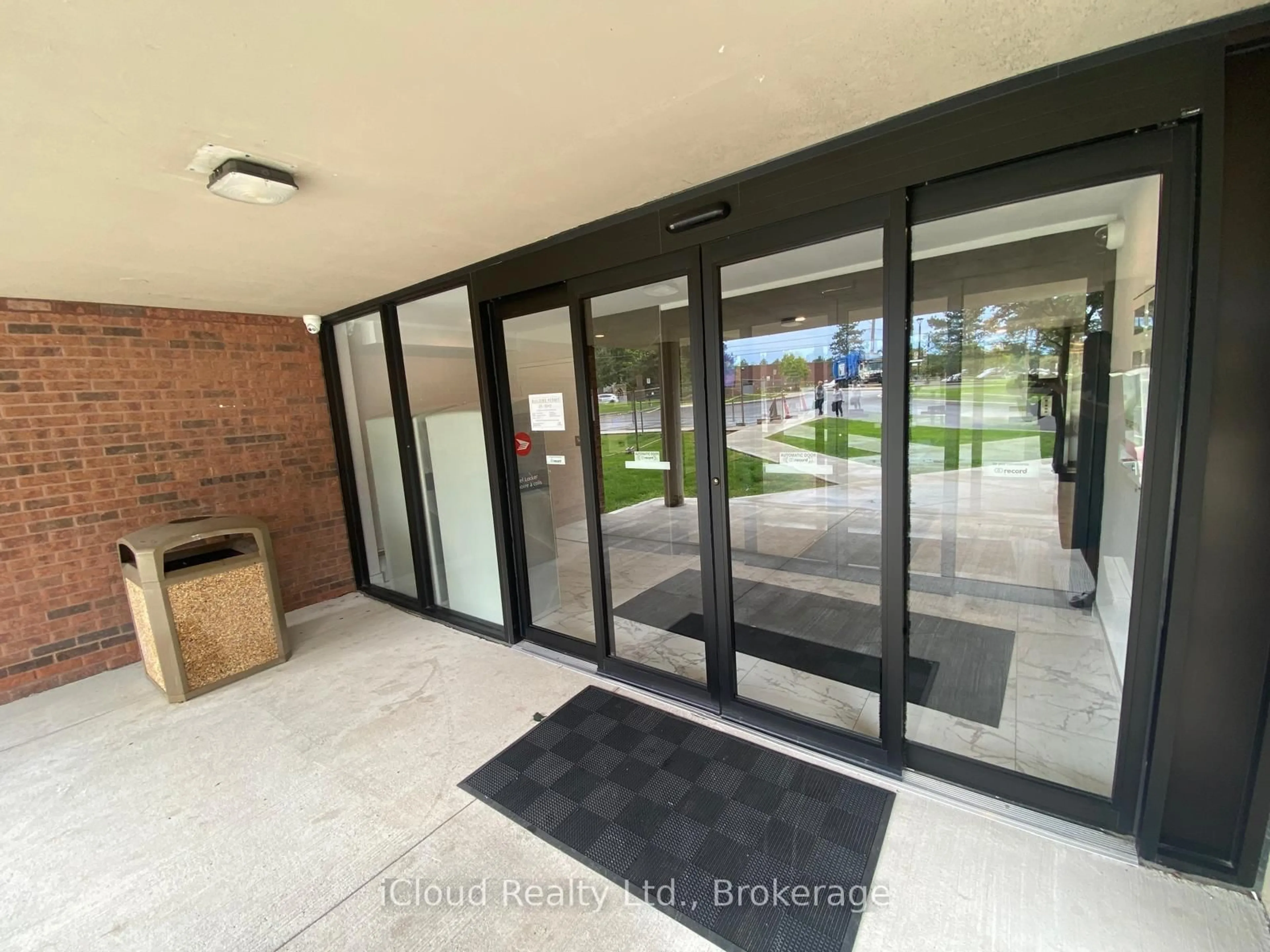 Indoor foyer for 3501 Glen Erin Dr #606, Mississauga Ontario L5L 2E9
