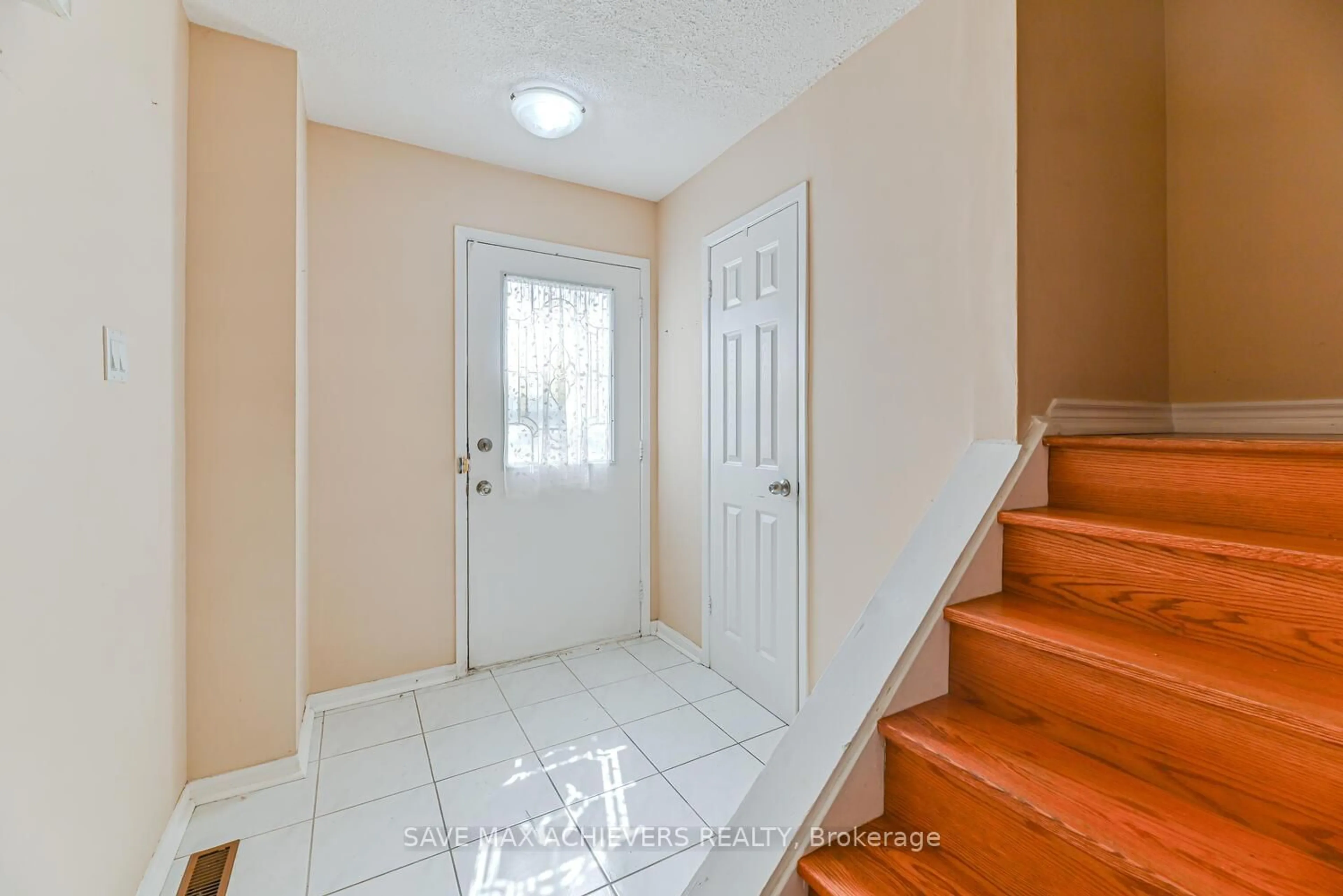 Indoor entryway for 41 Mississauga Valley Blvd #56, Mississauga Ontario L5A 3N5