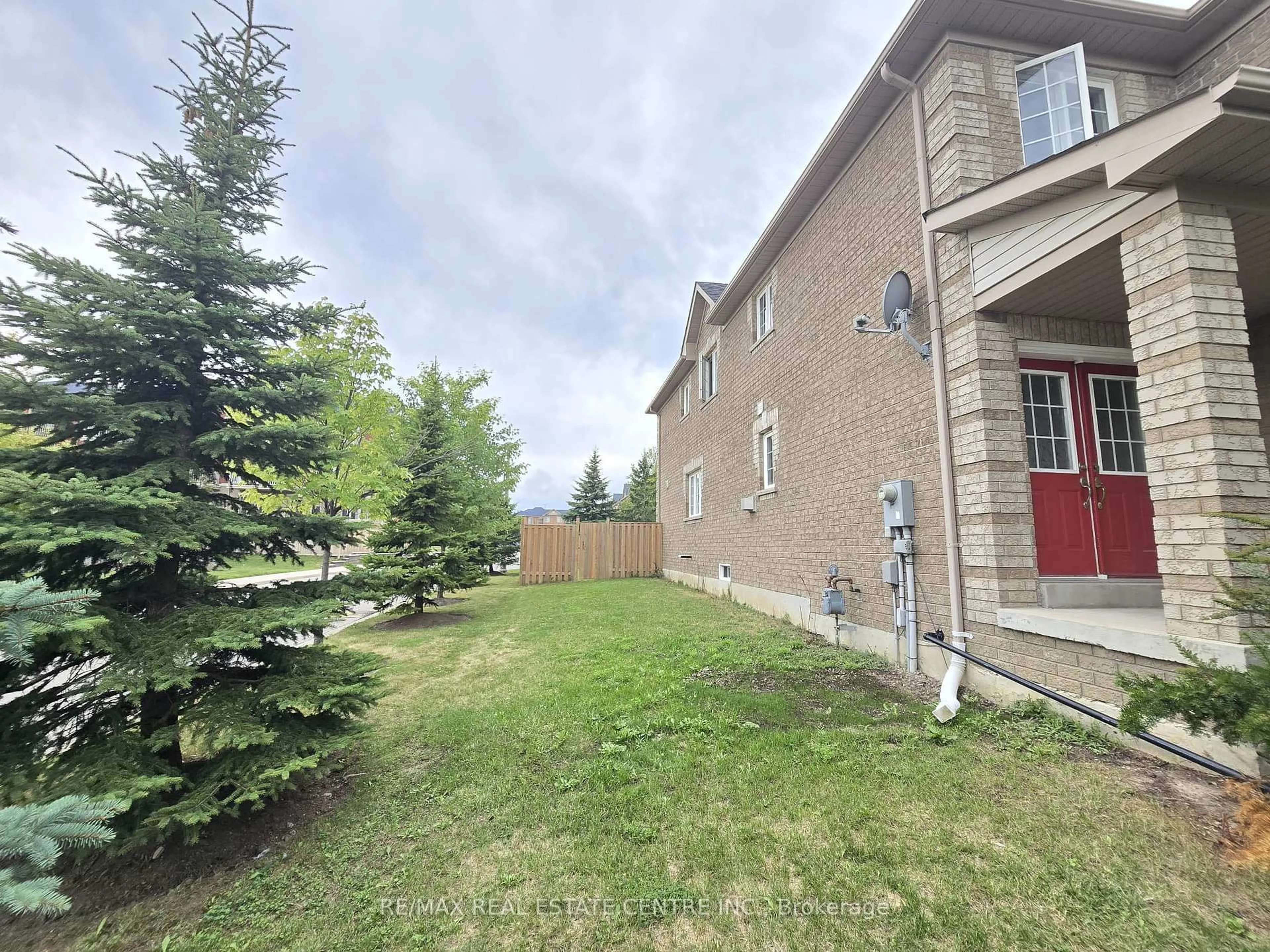 A pic from outside/outdoor area/front of a property/back of a property/a pic from drone, unknown for 5054 Intrepid Dr, Mississauga Ontario L5M 8A5