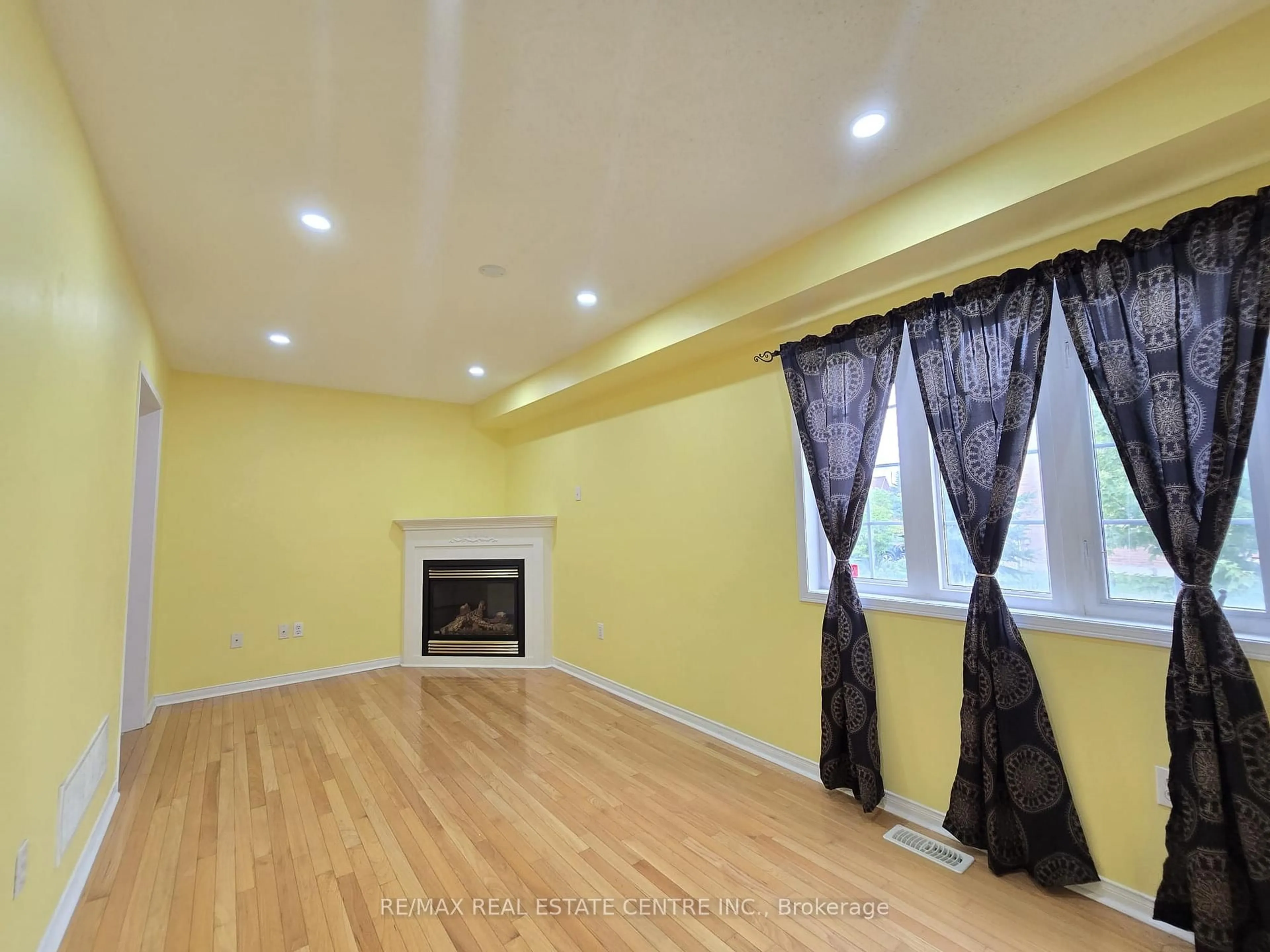 A pic of a room for 5054 Intrepid Dr, Mississauga Ontario L5M 8A5