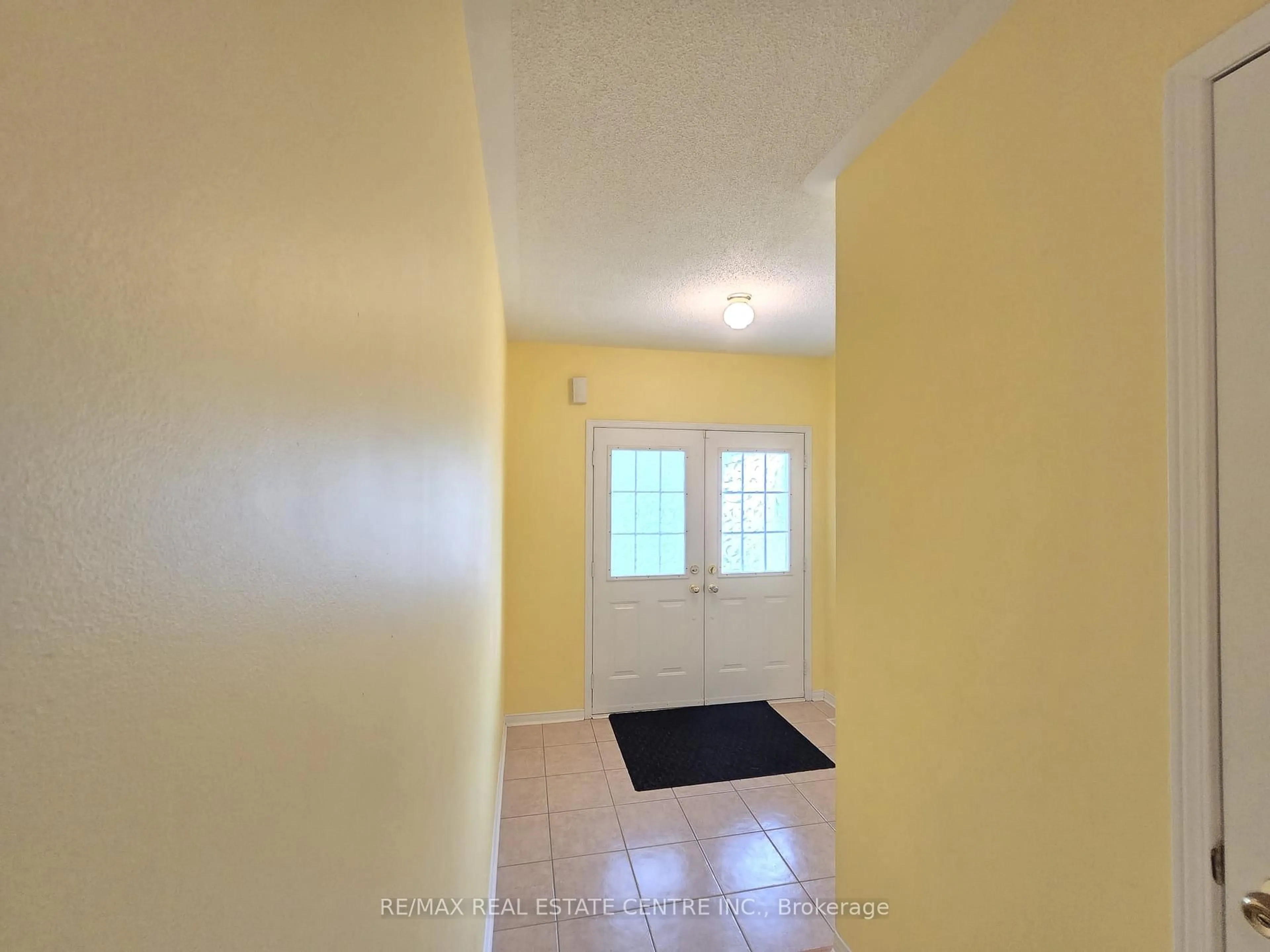 Indoor entryway for 5054 Intrepid Dr, Mississauga Ontario L5M 8A5