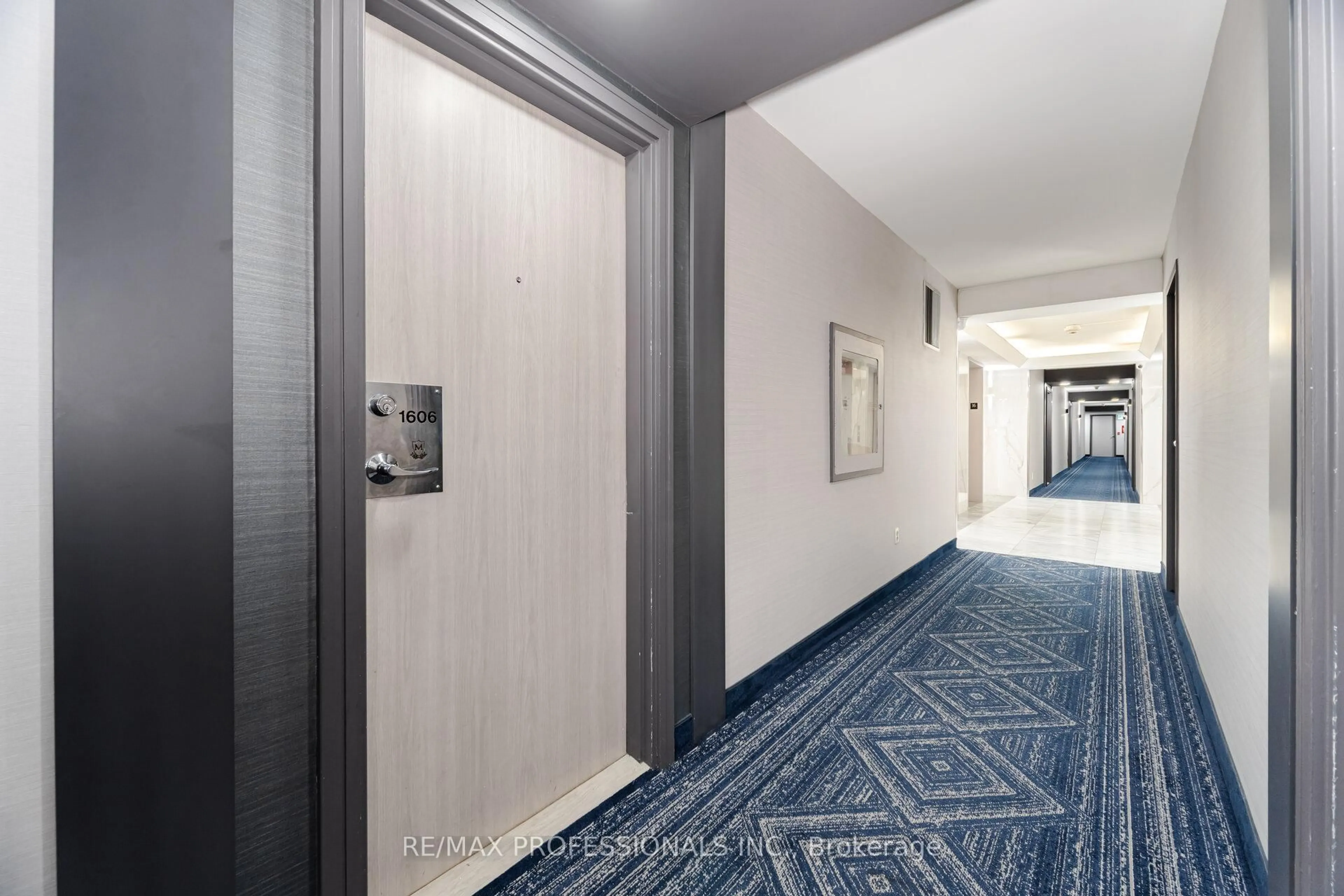 Indoor foyer for 335 Webb Dr #1606, Mississauga Ontario L5B 3Z9