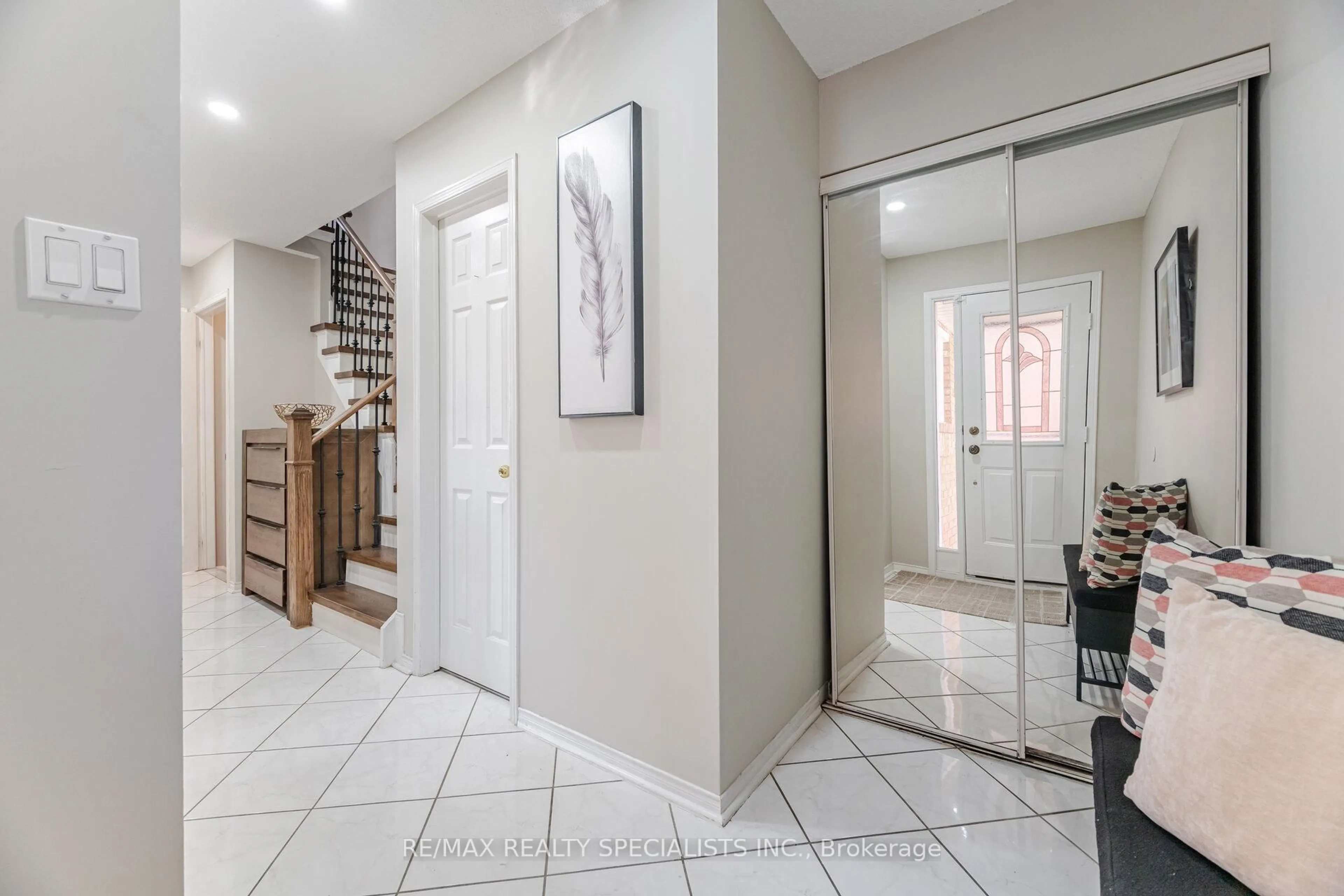 Indoor foyer for 3919 Stoneham Way, Mississauga Ontario L5N 6Y6
