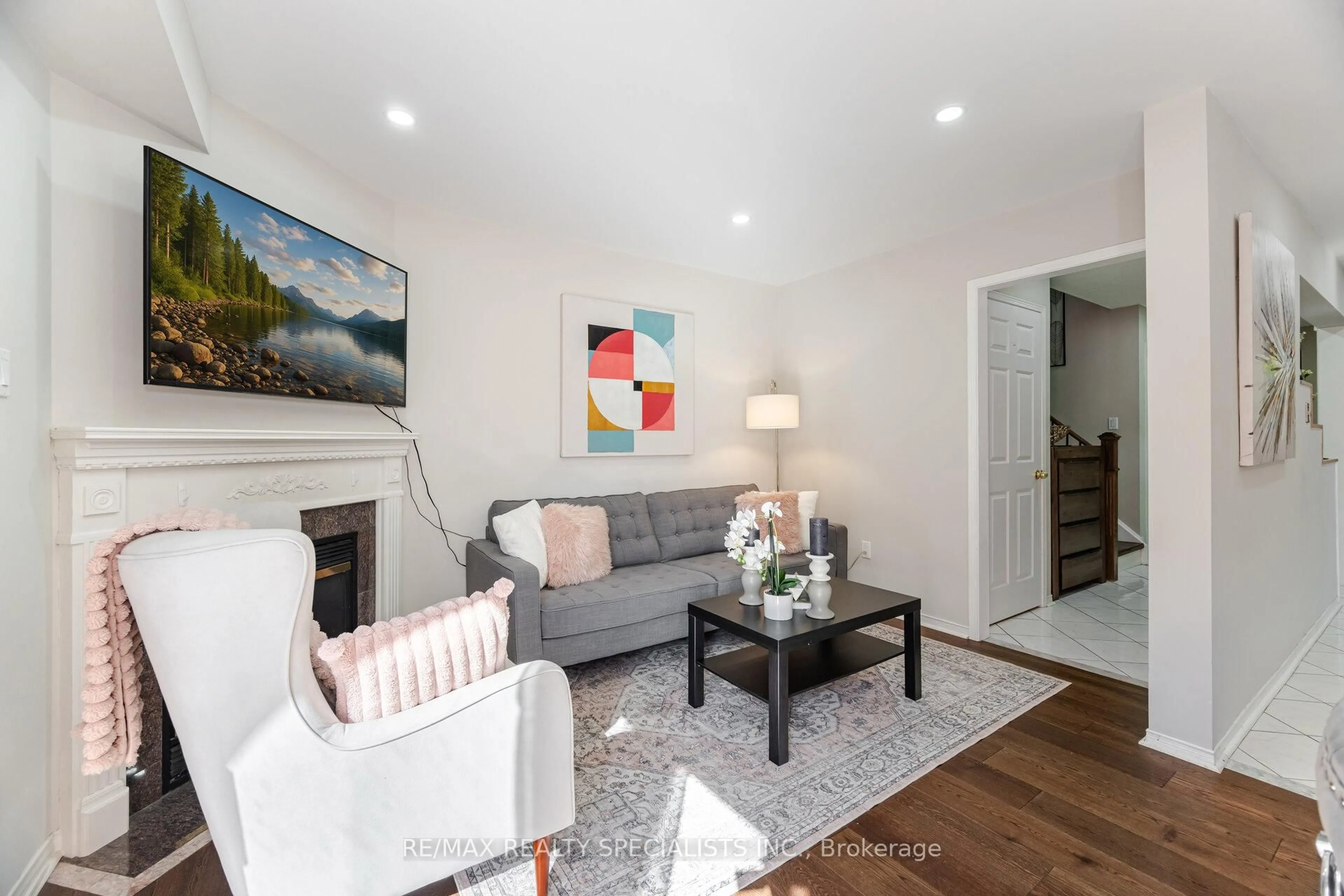 Living room with furniture, wood/laminate floor for 3919 Stoneham Way, Mississauga Ontario L5N 6Y6