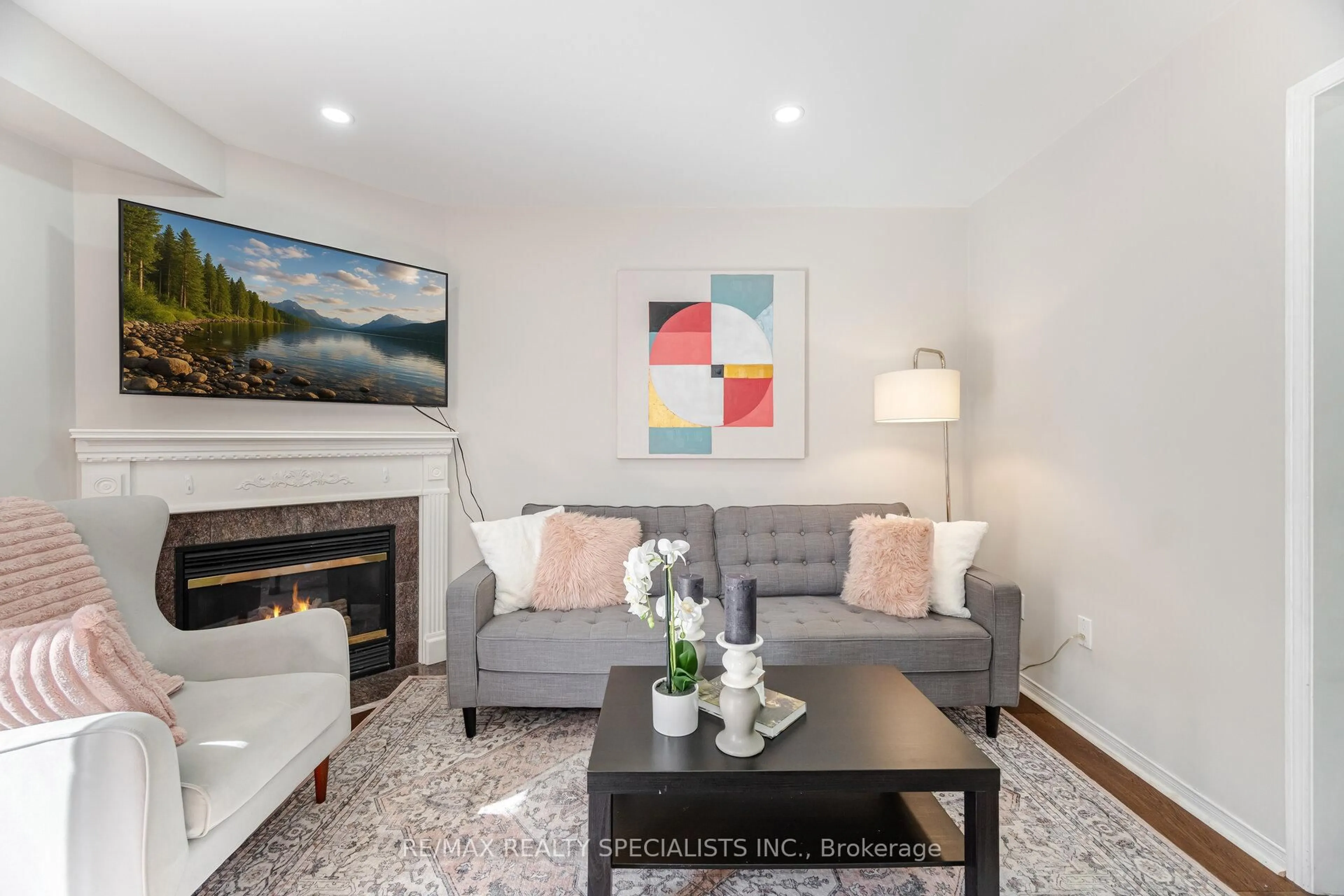 Living room with furniture, unknown for 3919 Stoneham Way, Mississauga Ontario L5N 6Y6