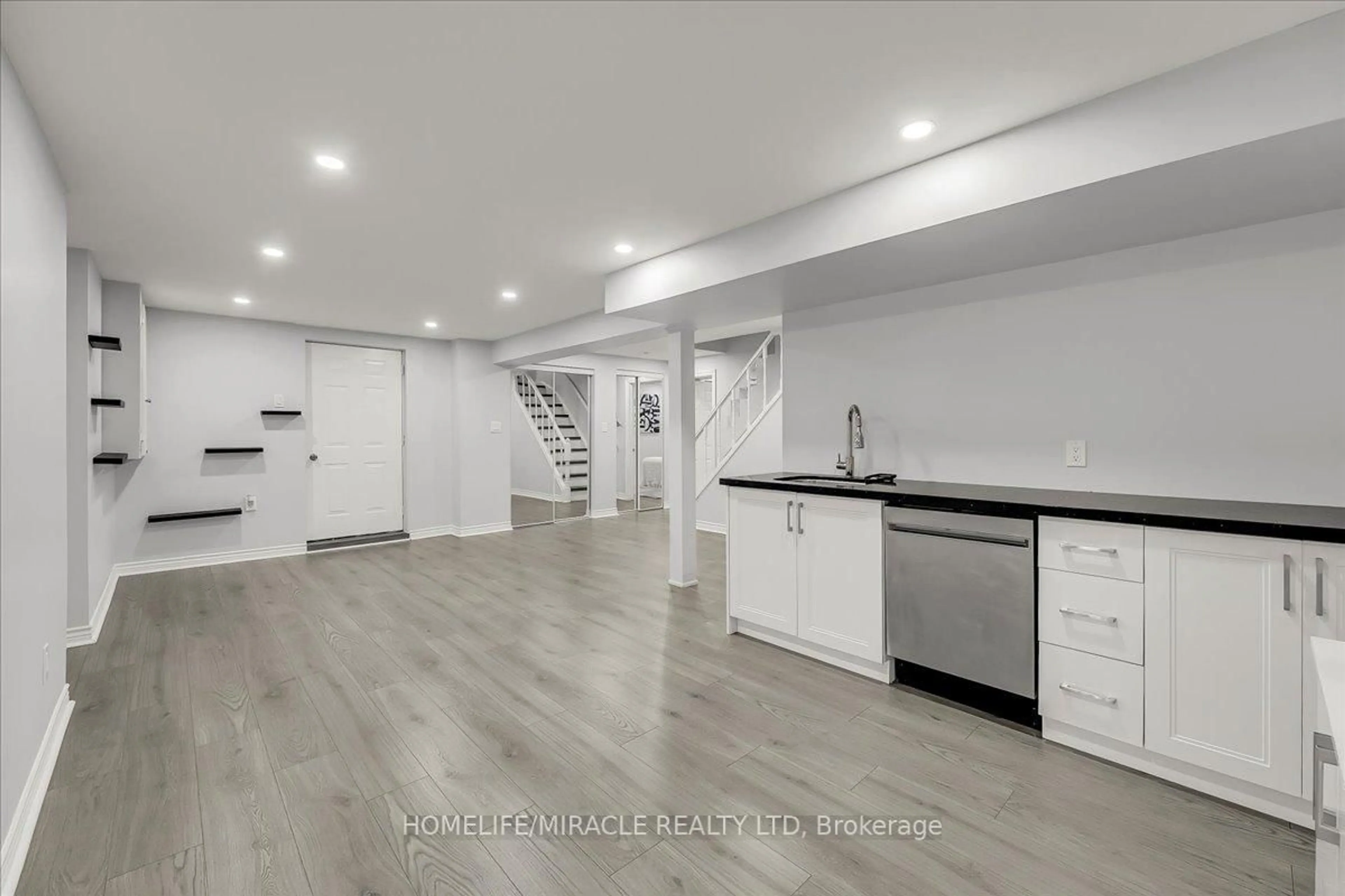 Open concept kitchen, unknown for 301 O'donoghue Ave, Oakville Ontario L6H 3W5