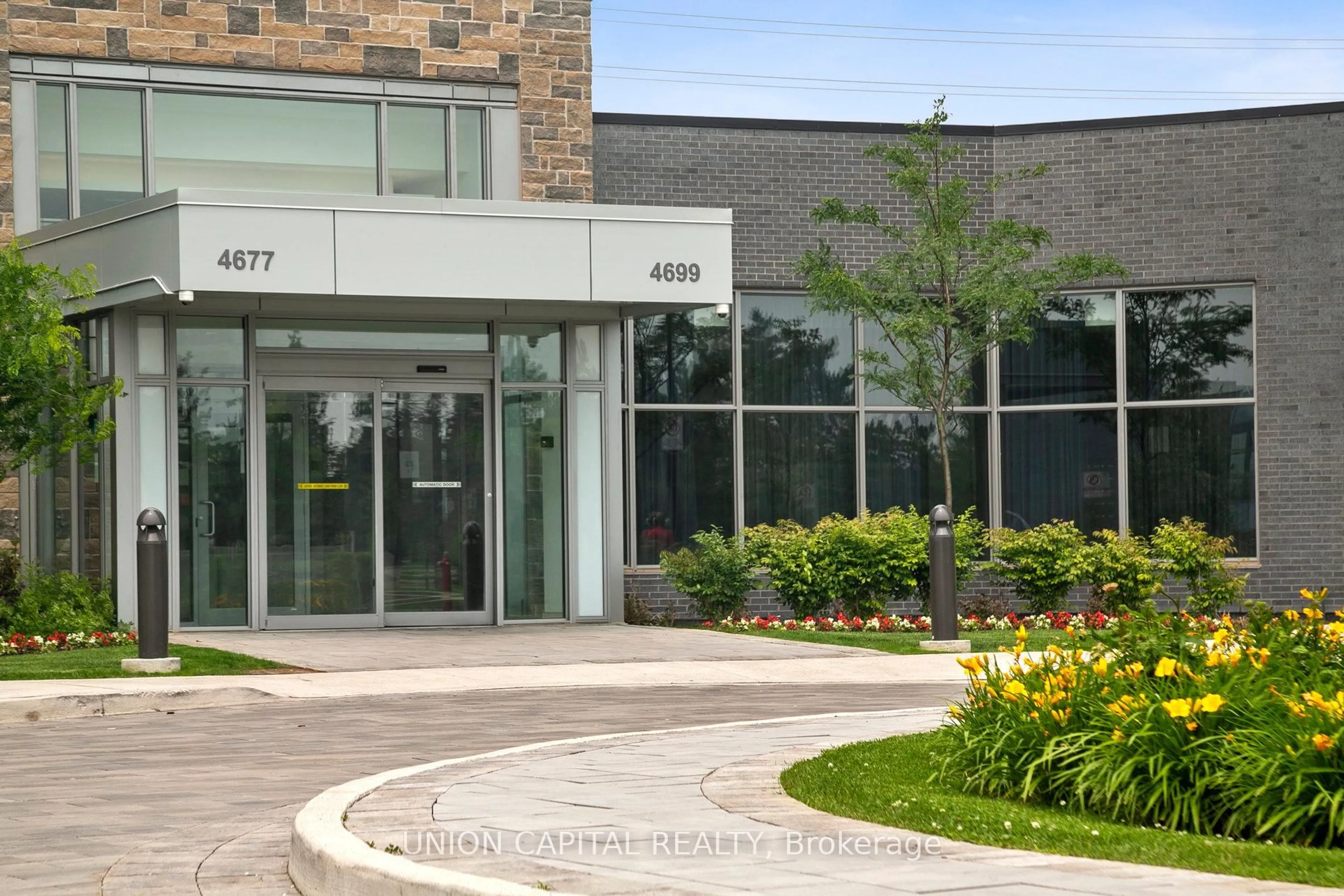 Indoor foyer for 4699 GLEN ERIN Dr, Mississauga Ontario L5M 2E5