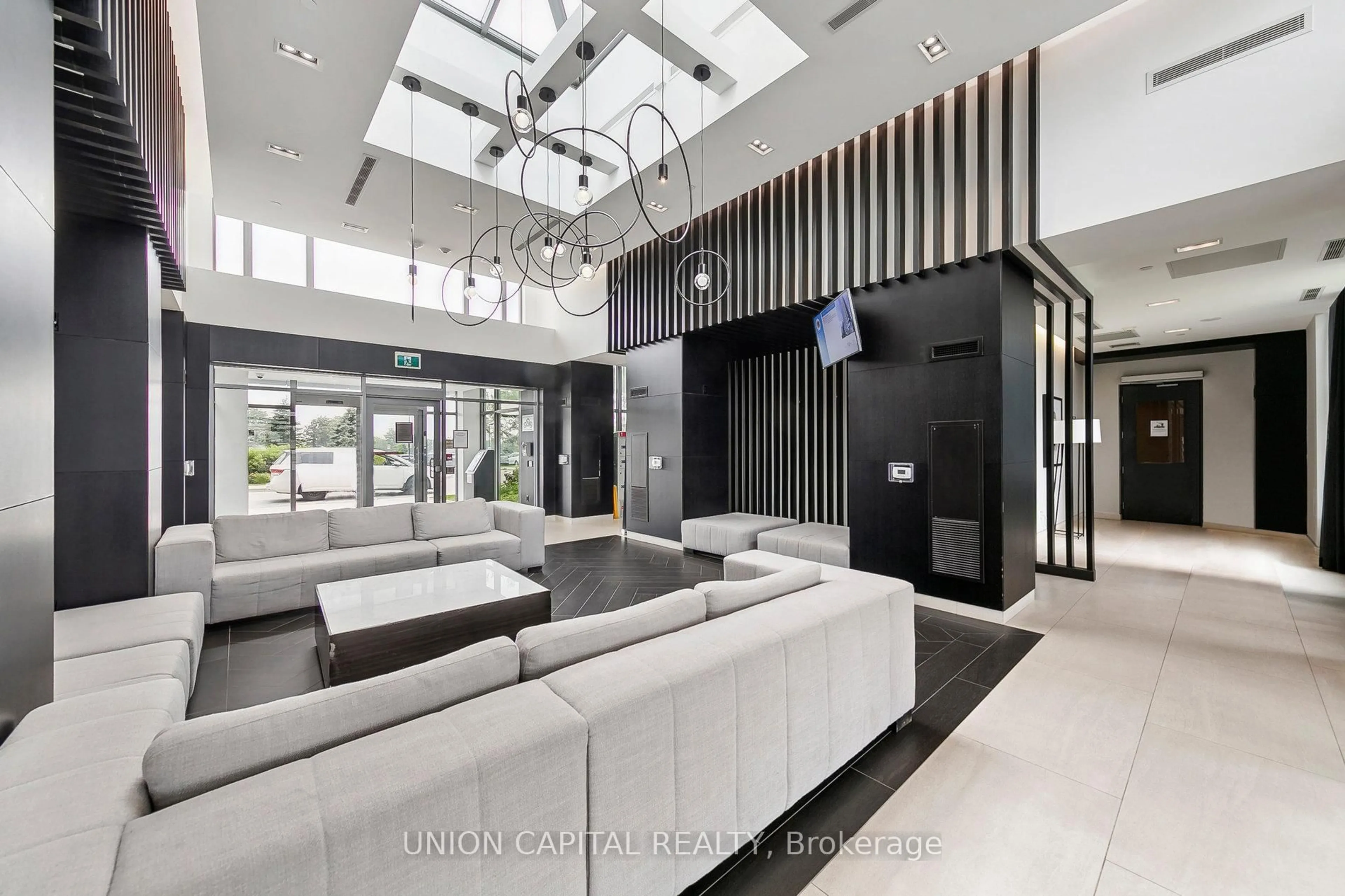 Indoor foyer for 4699 GLEN ERIN Dr, Mississauga Ontario L5M 2E5