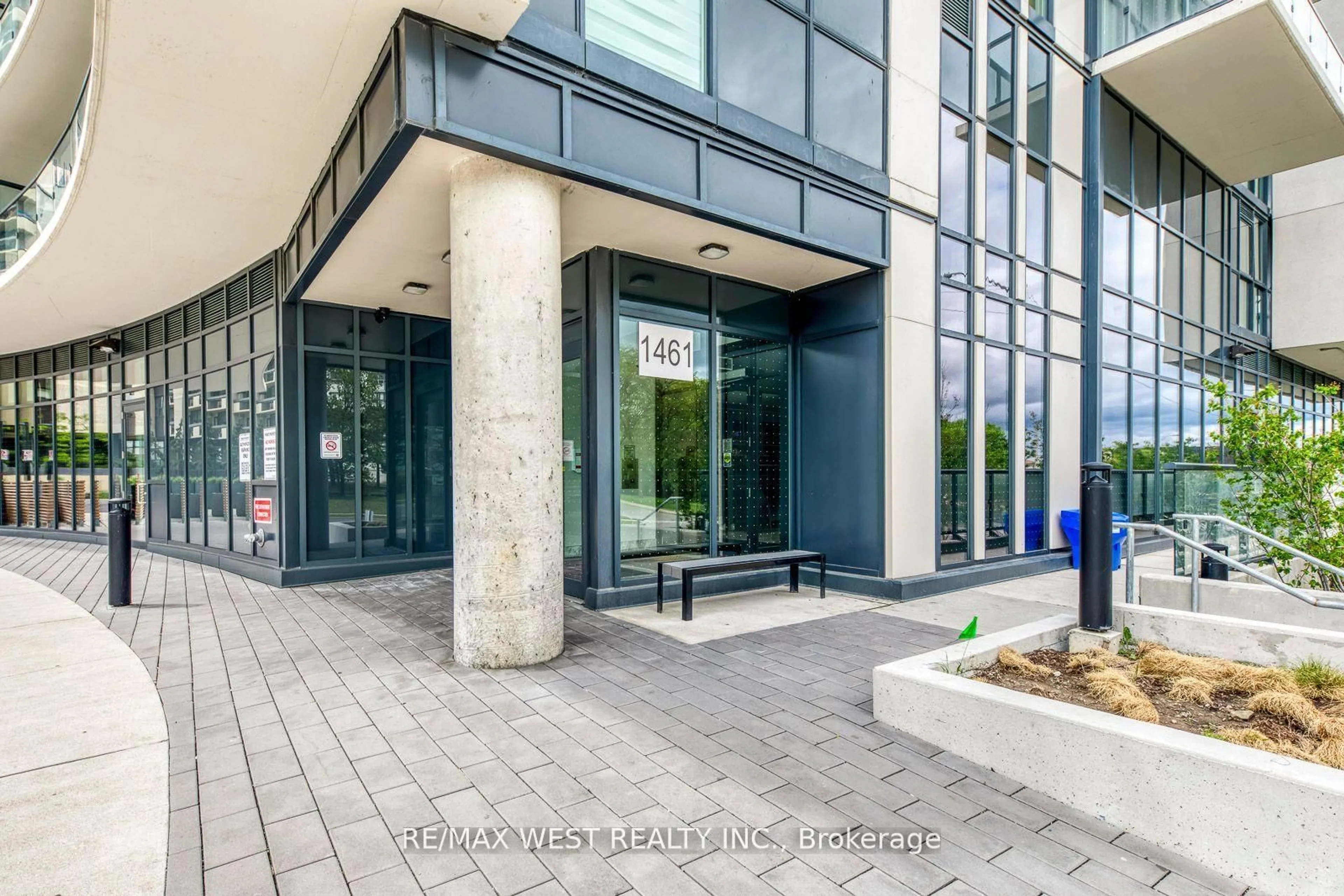 Indoor foyer for 1461 Lawrence Ave #1104, Toronto Ontario M6L 0A6
