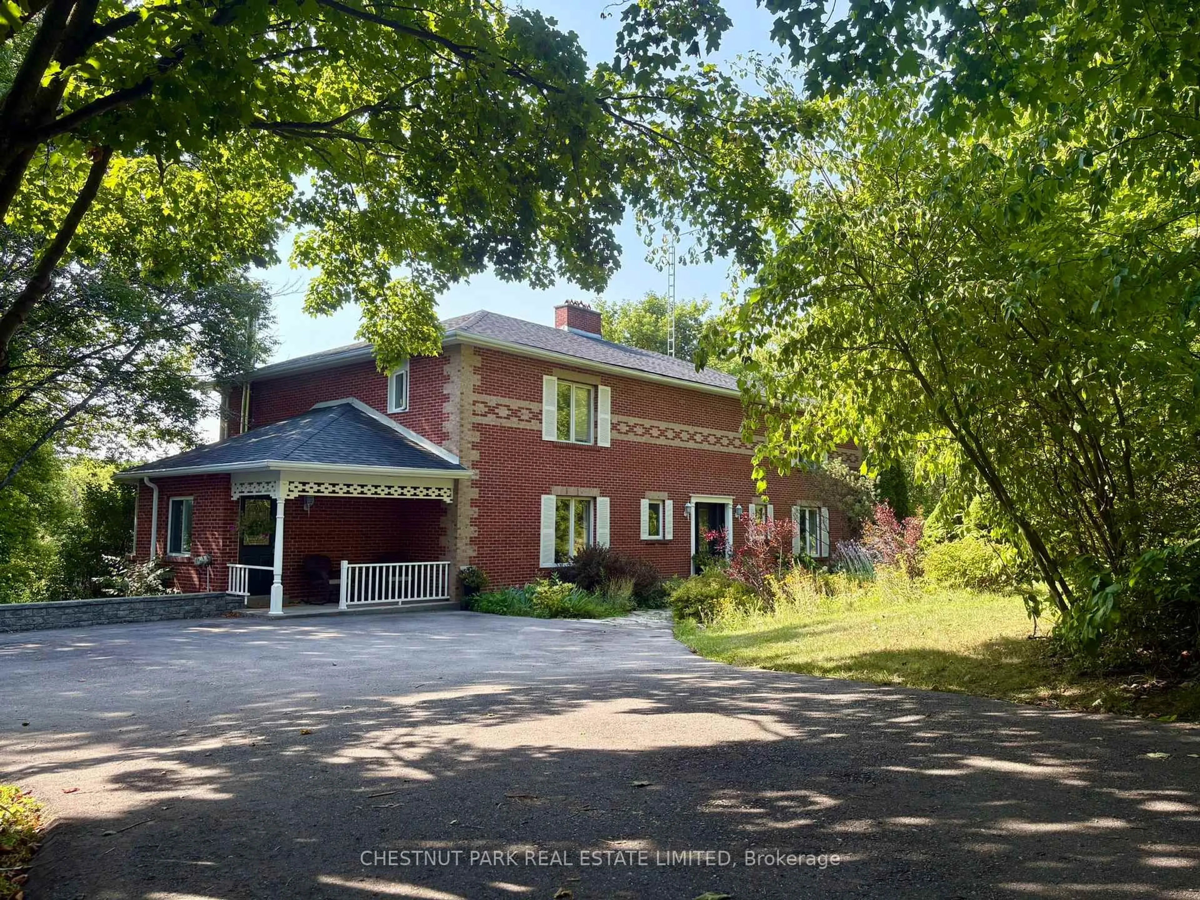 A pic from outside/outdoor area/front of a property/back of a property/a pic from drone, street for 21 Southridge Tr, Caledon Ontario L7K 0B3