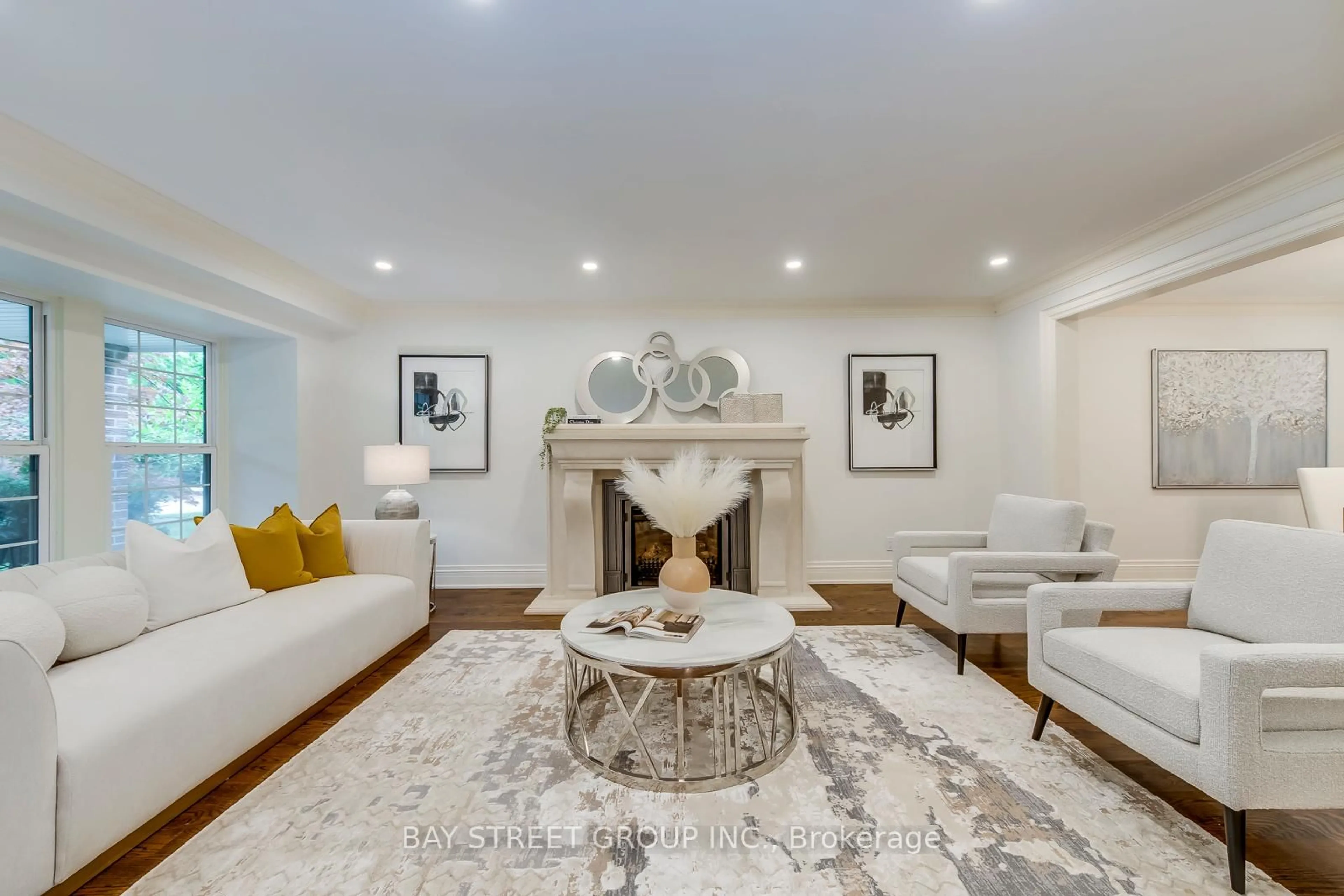 Living room with furniture, unknown for 246 BEECHFIELD Rd, Oakville Ontario L6J 5H7