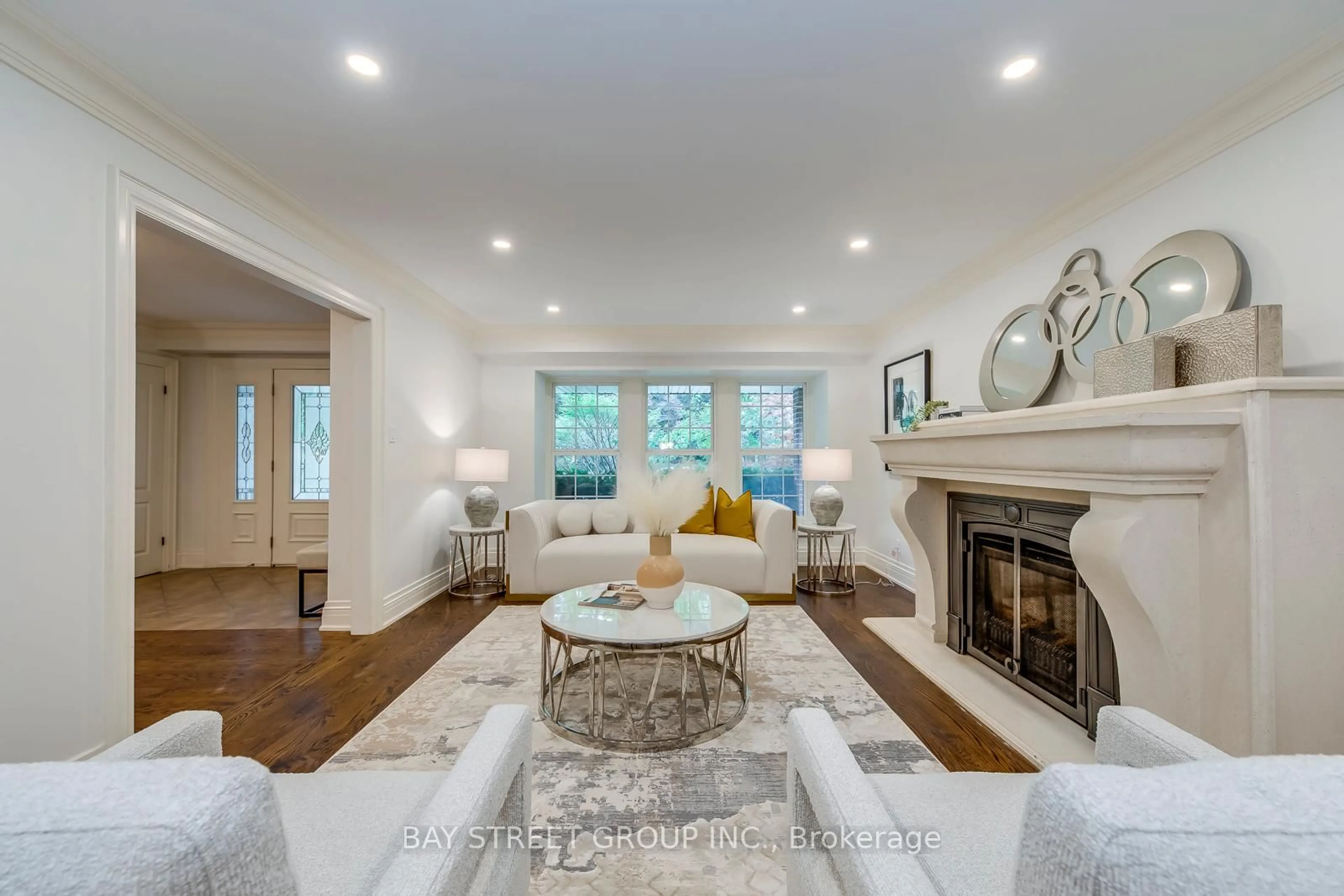 Living room with furniture, unknown for 246 BEECHFIELD Rd, Oakville Ontario L6J 5H7