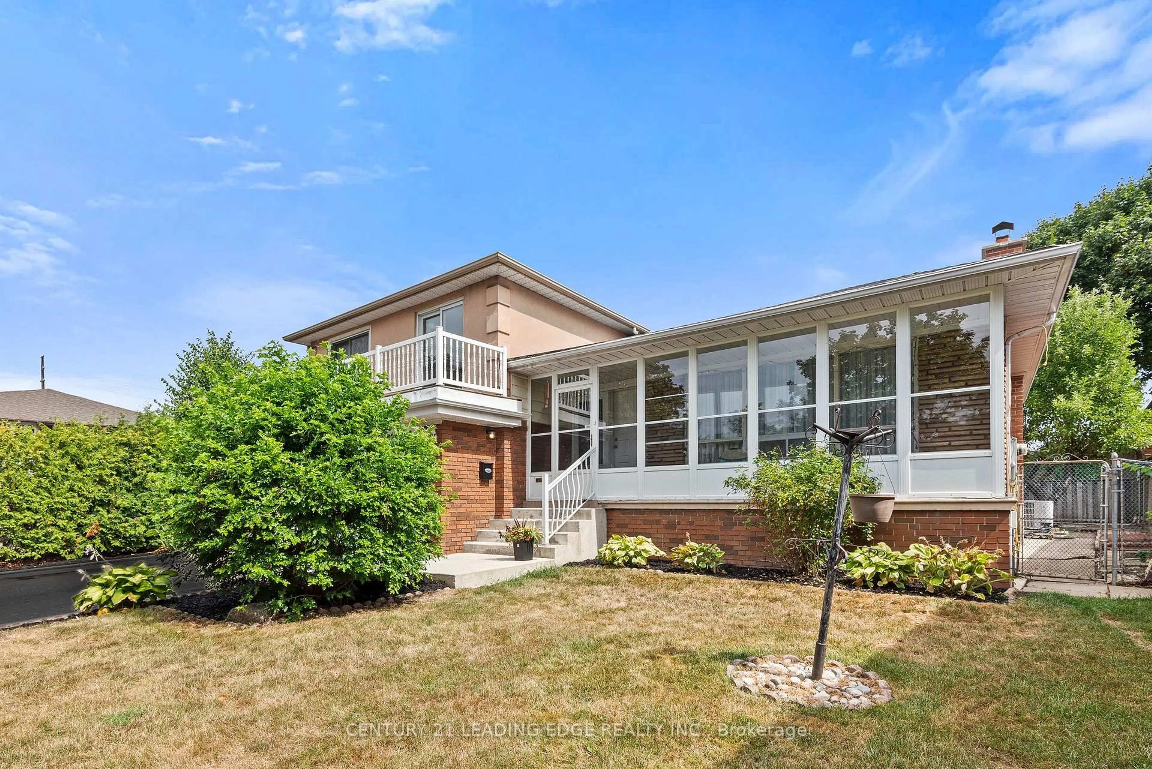 Home with brick exterior material, unknown for 3651 Broomhill Cres, Mississauga Ontario L4Y 3N5