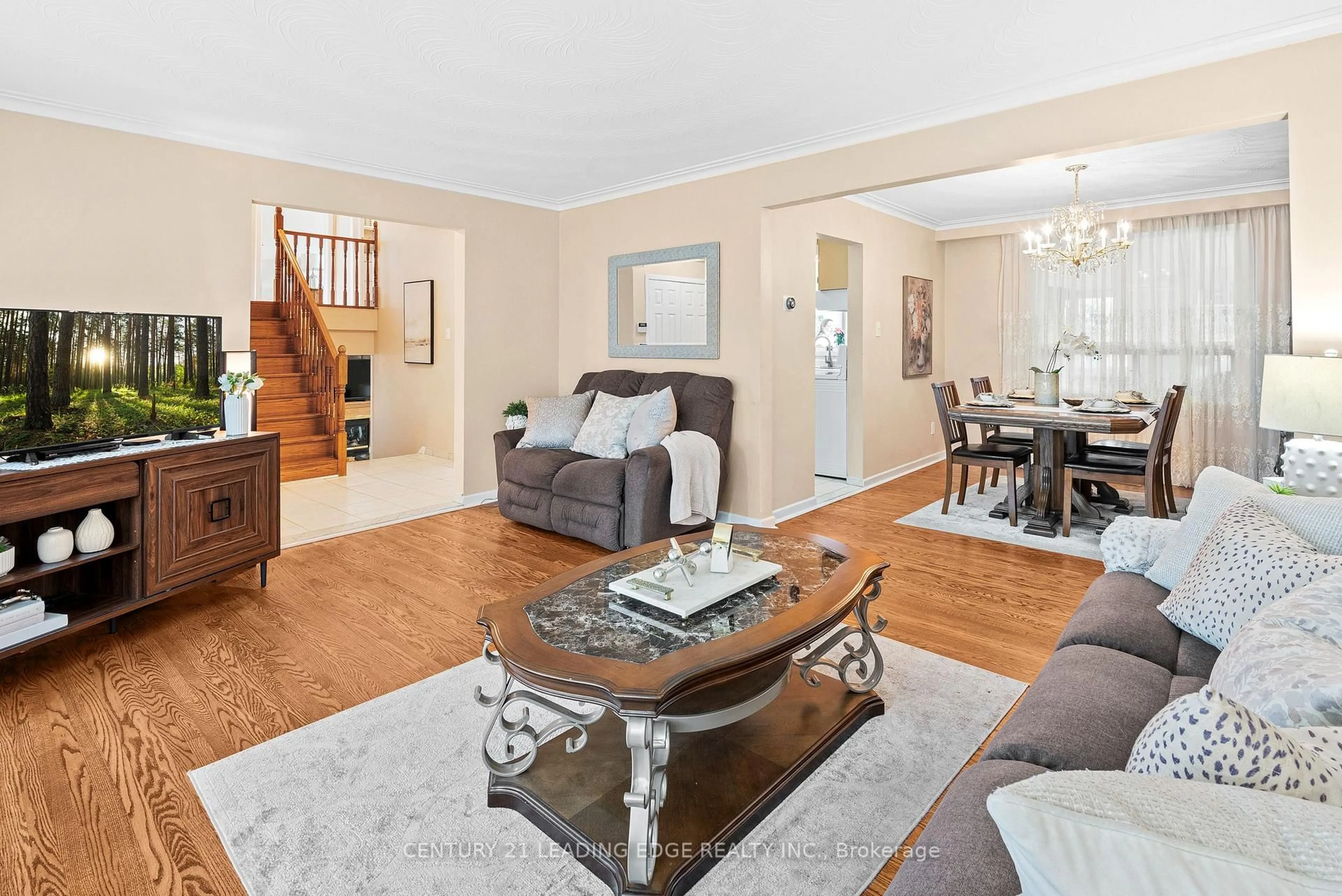 Living room with furniture, unknown for 3651 Broomhill Cres, Mississauga Ontario L4Y 3N5