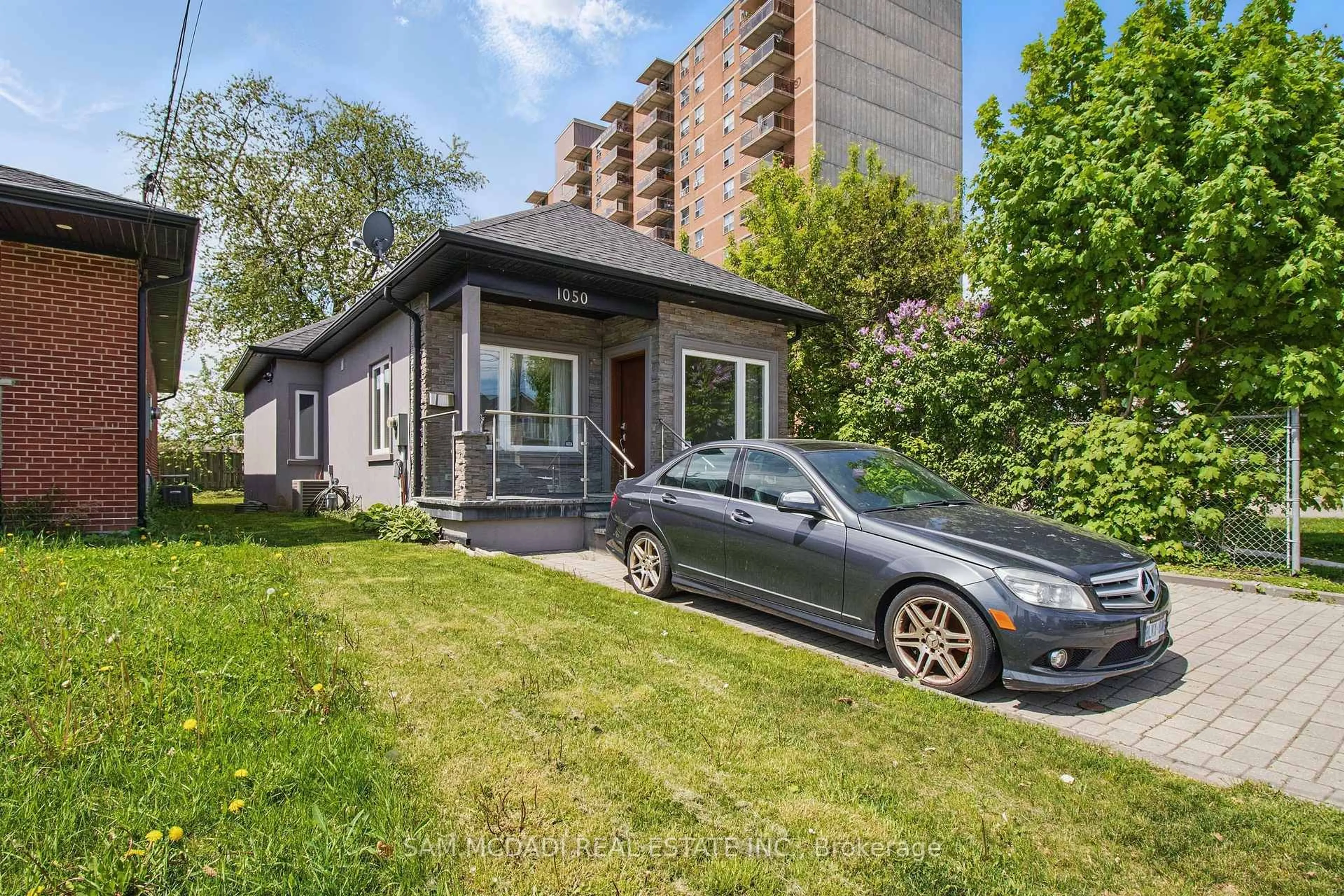 Home with vinyl exterior material, street for 1050 Caven St, Mississauga Ontario L5G 4J4