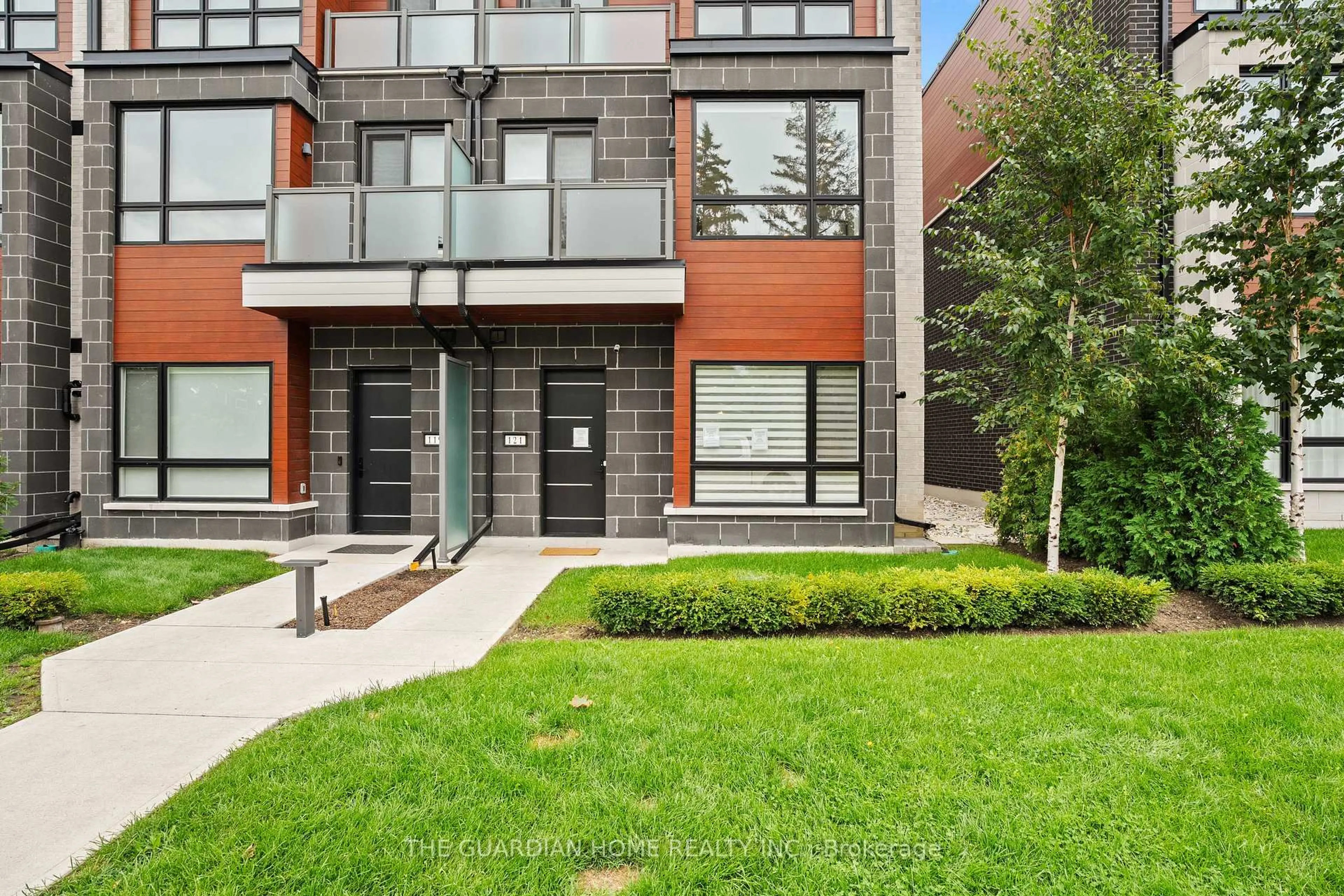 Home with brick exterior material, street for 121 High St #4, Mississauga Ontario L5H 1K4