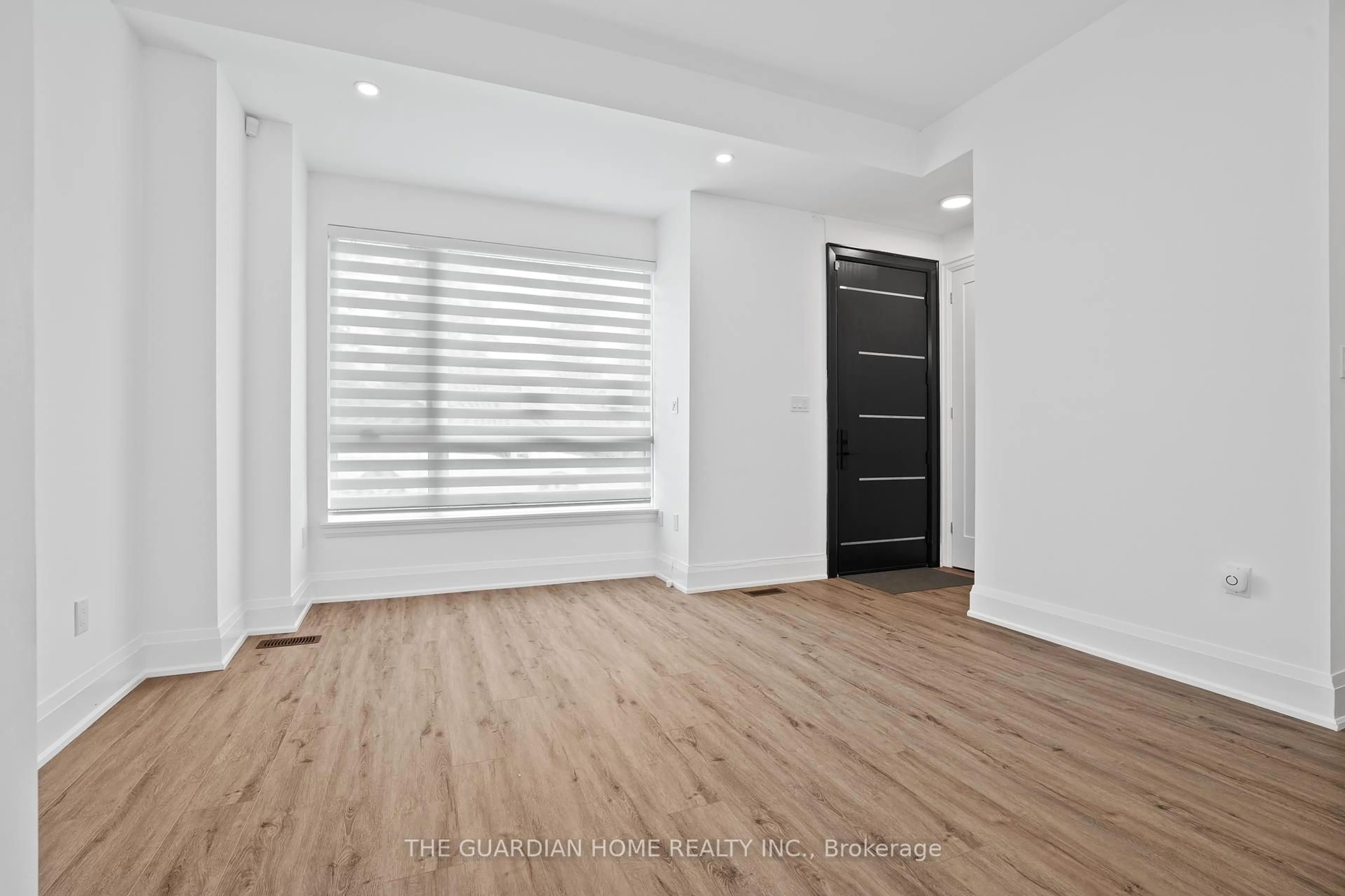 Unknown for 121 High St #4, Mississauga Ontario L5H 1K4
