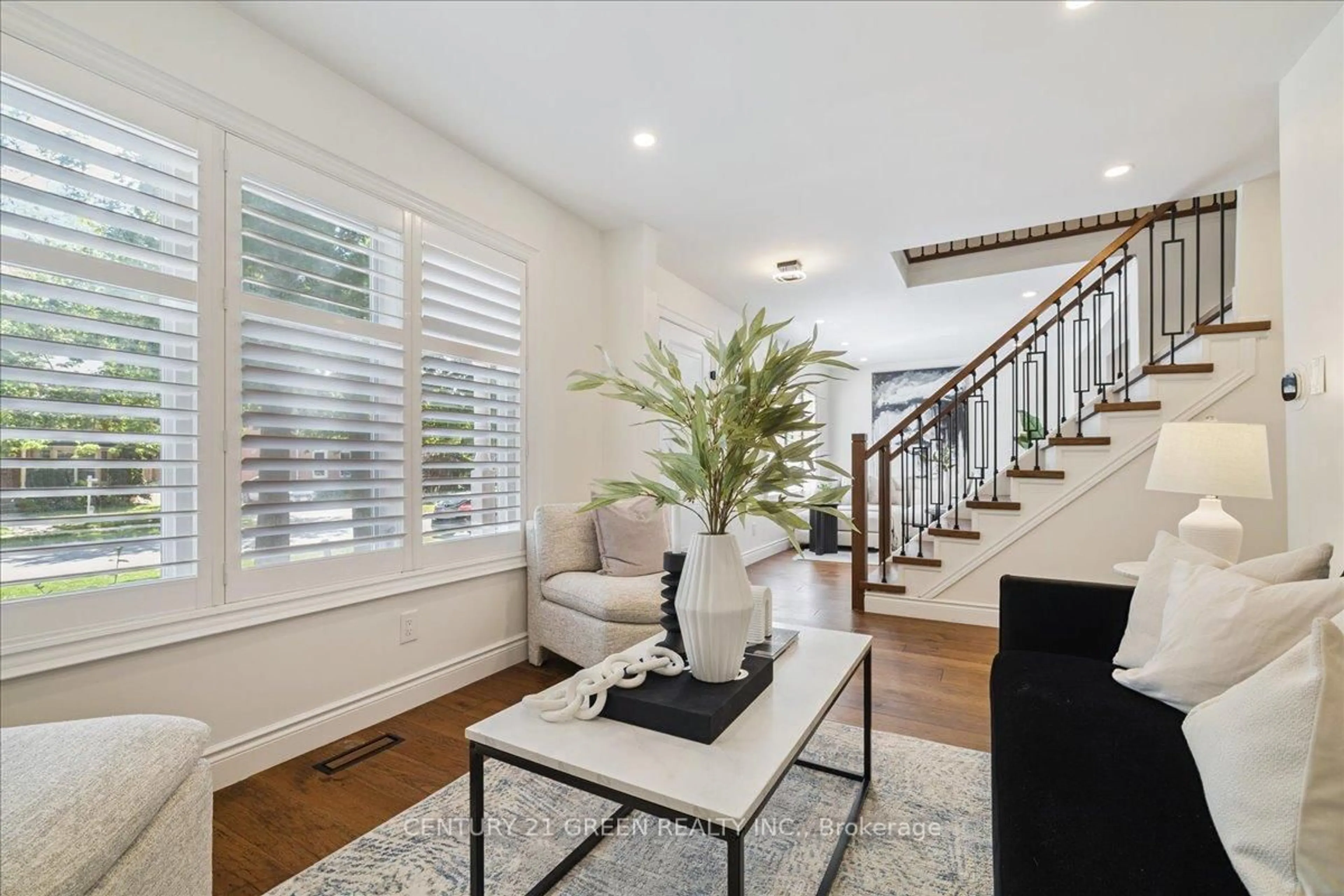 Indoor entryway for 223 O'Donoghue Ave, Oakville Ontario L6H 3W5