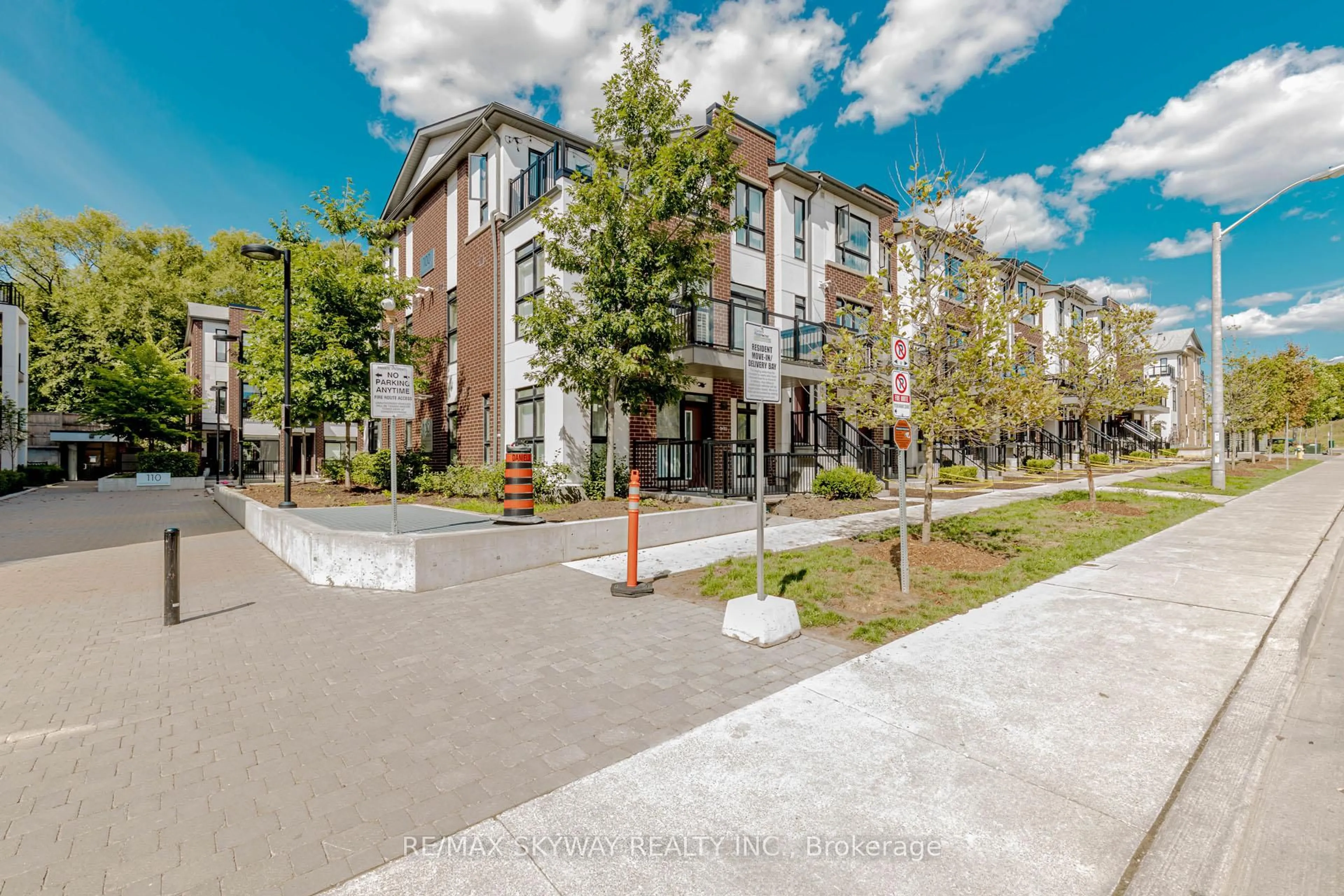 Patio, street for 100 Canon Jackson Dr #104, Toronto Ontario M6M 0C1