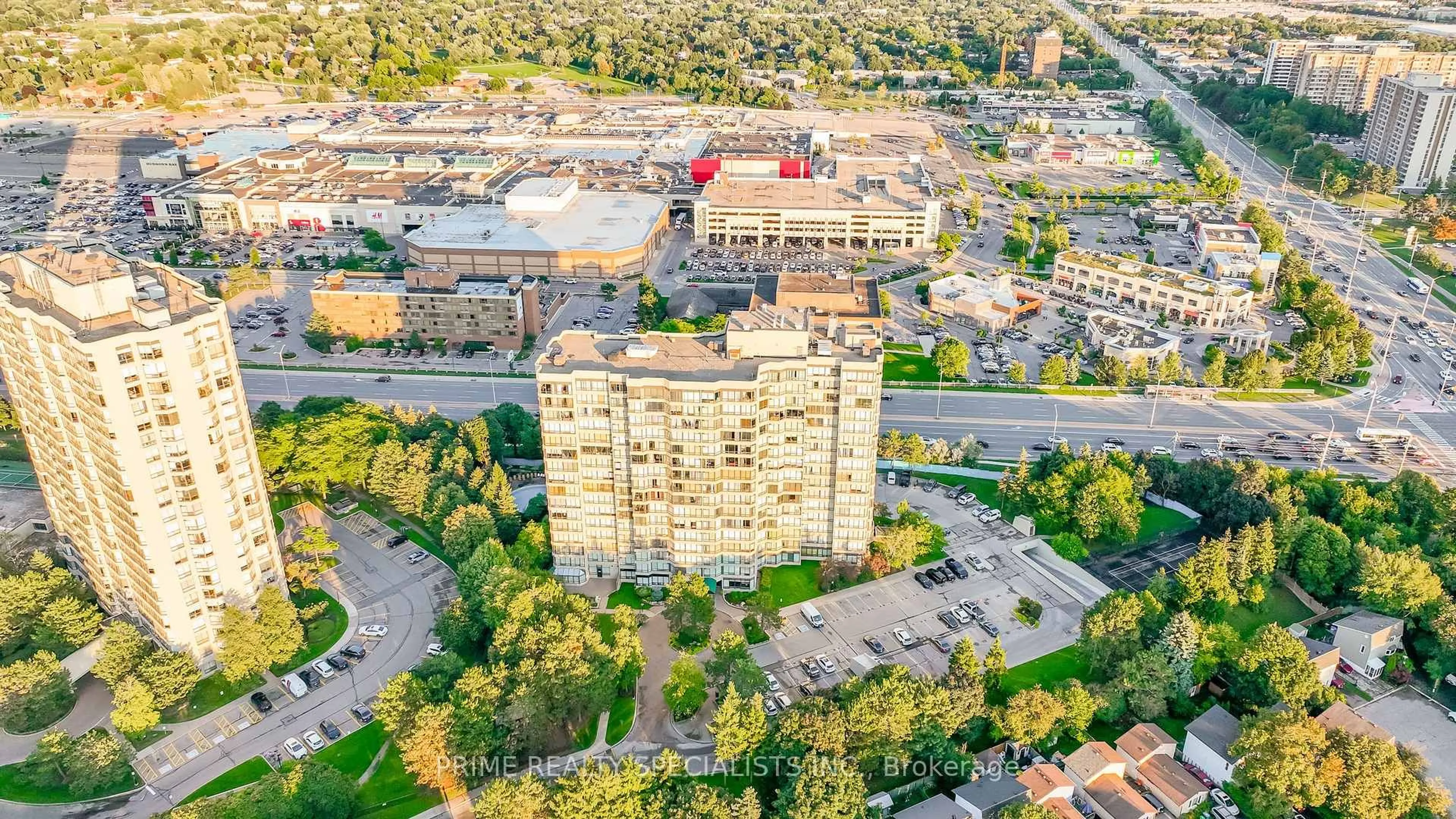 A pic from outside/outdoor area/front of a property/back of a property/a pic from drone, unknown for 26 Hanover Rd #611, Brampton Ontario L6S 4T2