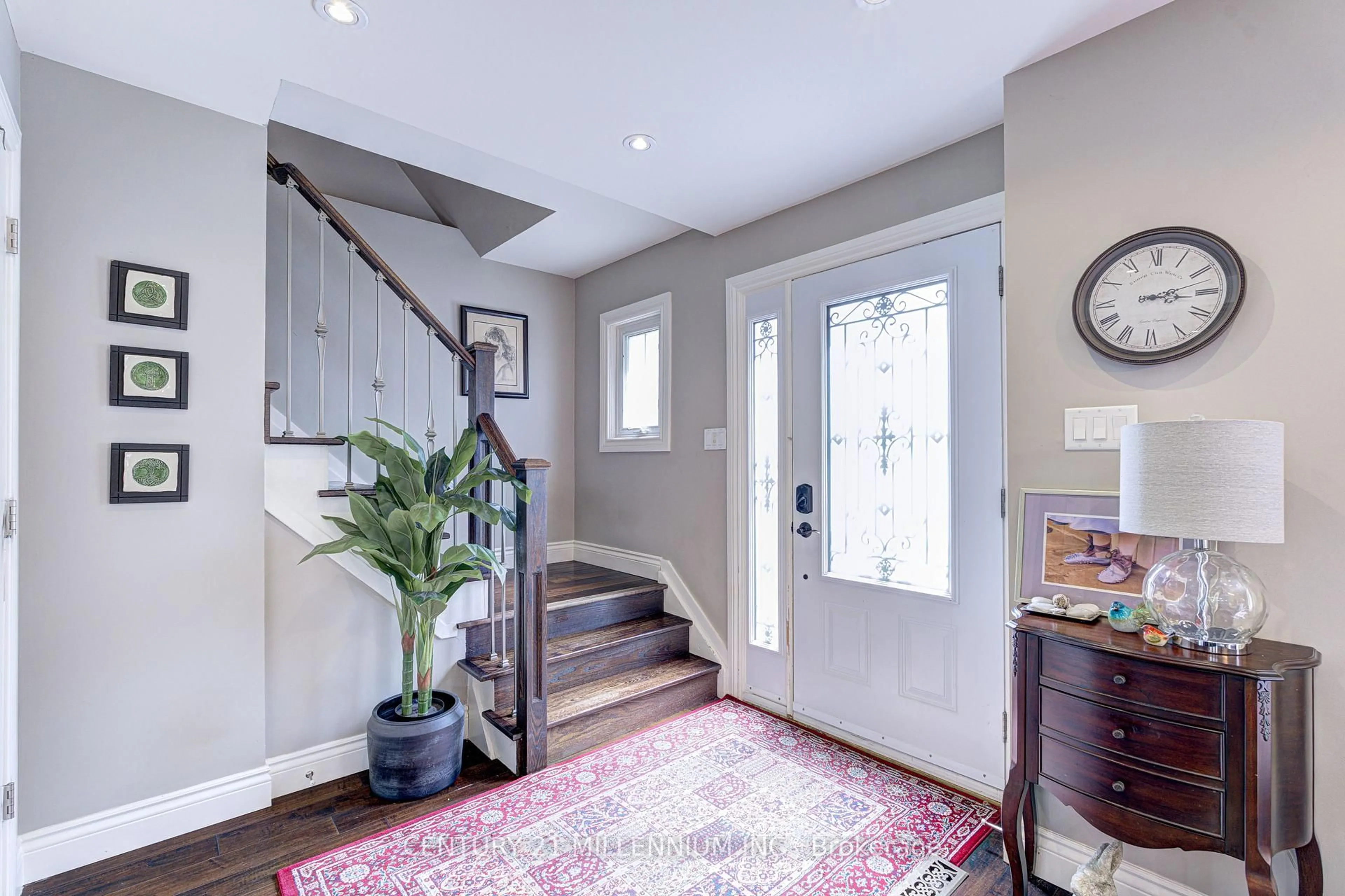 Indoor entryway for 17 Evesham Cres, Brampton Ontario L6T 3R9