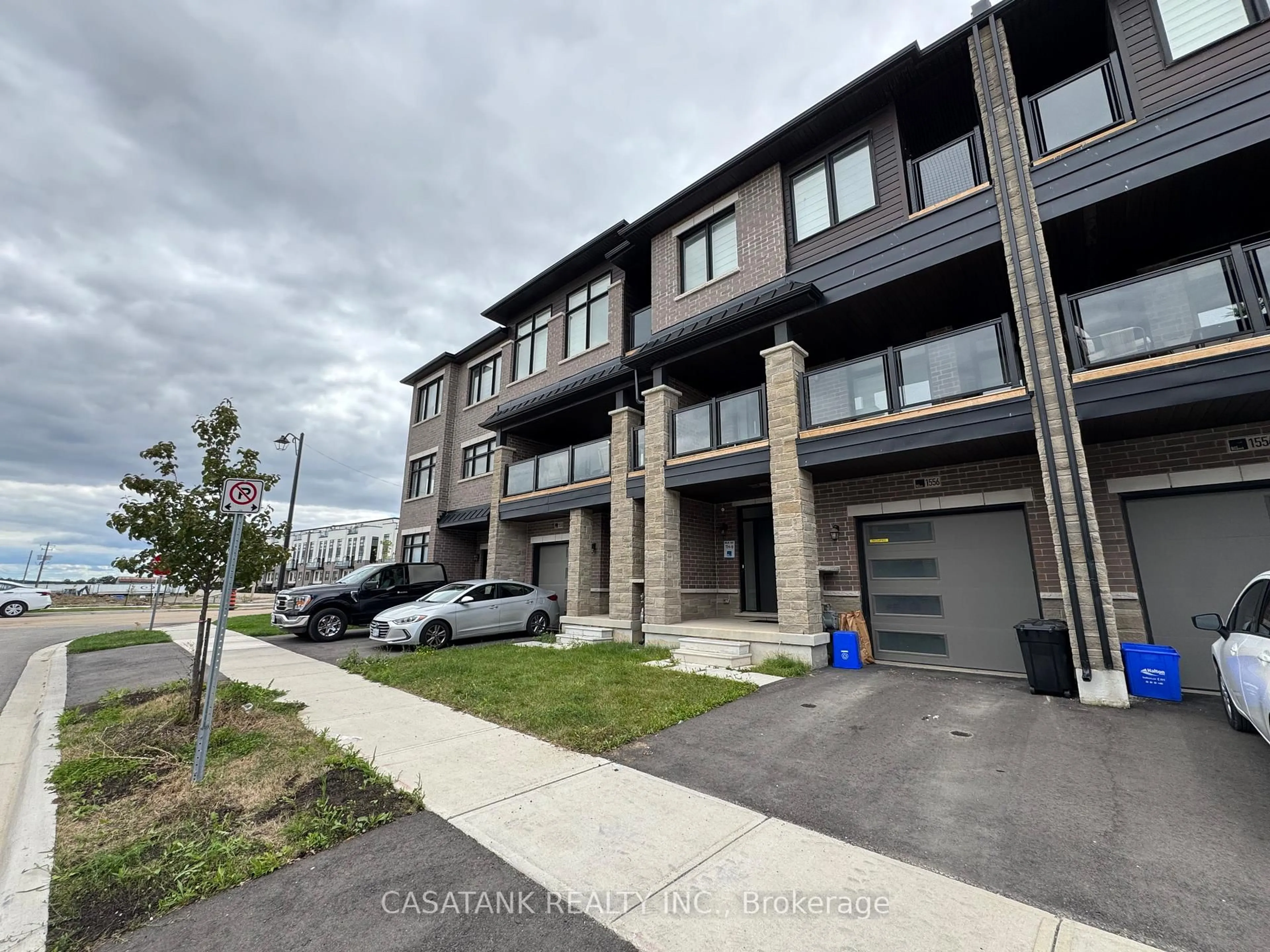 A pic from outside/outdoor area/front of a property/back of a property/a pic from drone, unknown for 1556 Moonseed Pl, Milton Ontario L9E 1V4