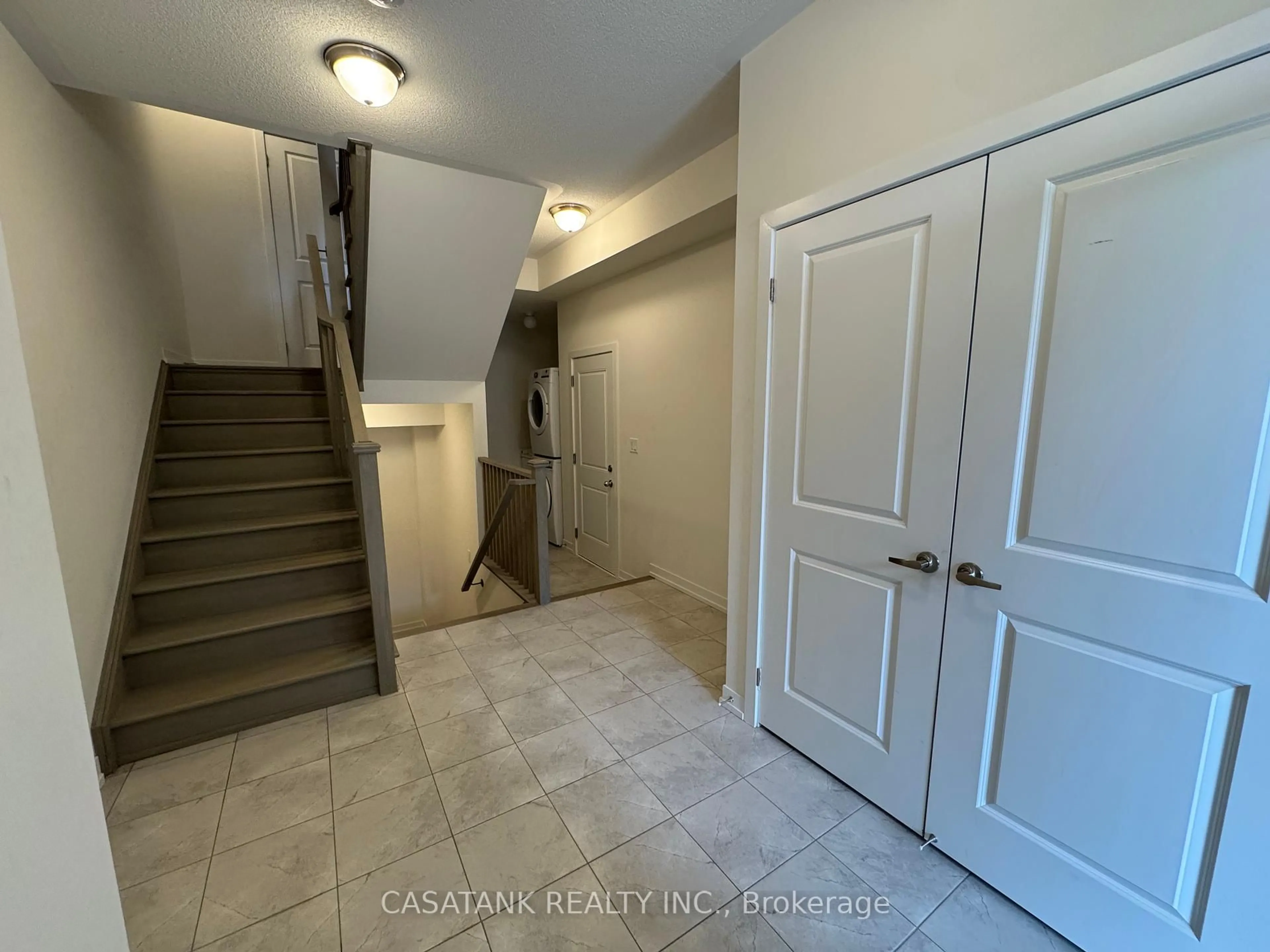 Indoor entryway for 1556 Moonseed Pl, Milton Ontario L9E 1V4