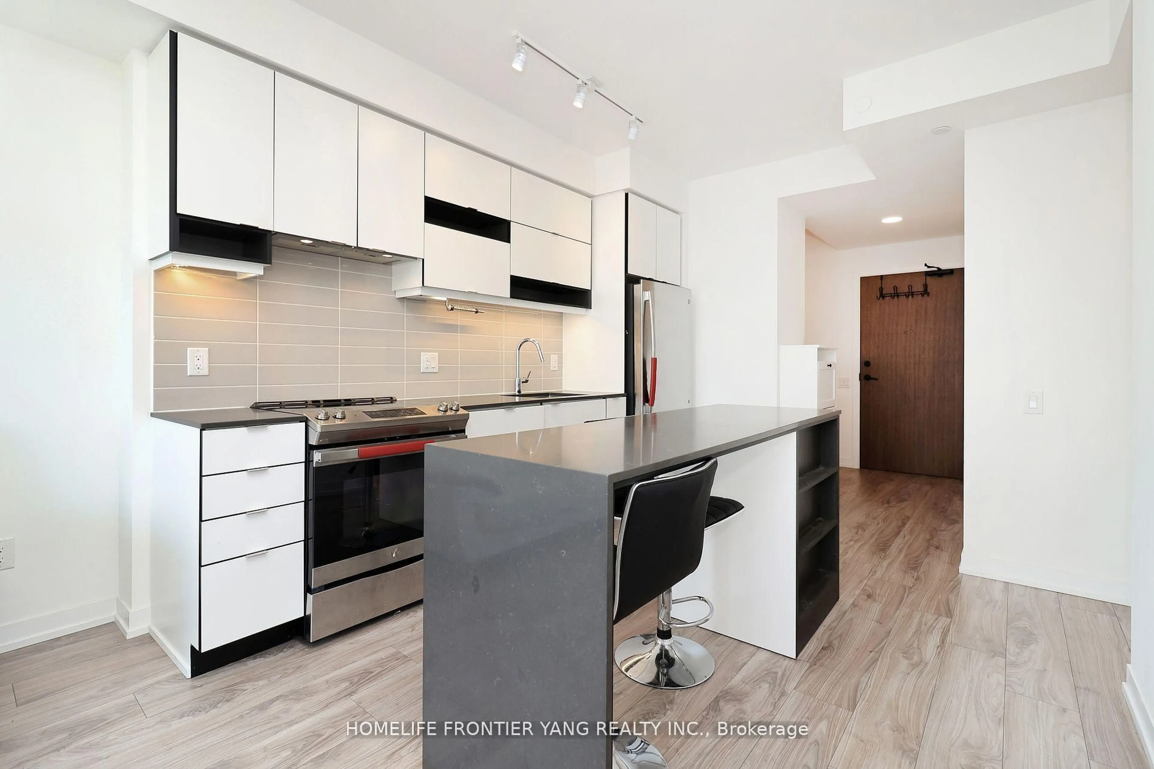 Open concept kitchen, unknown for 4065 Confederation Pkwy #2805, Mississauga Ontario L5B 0L4