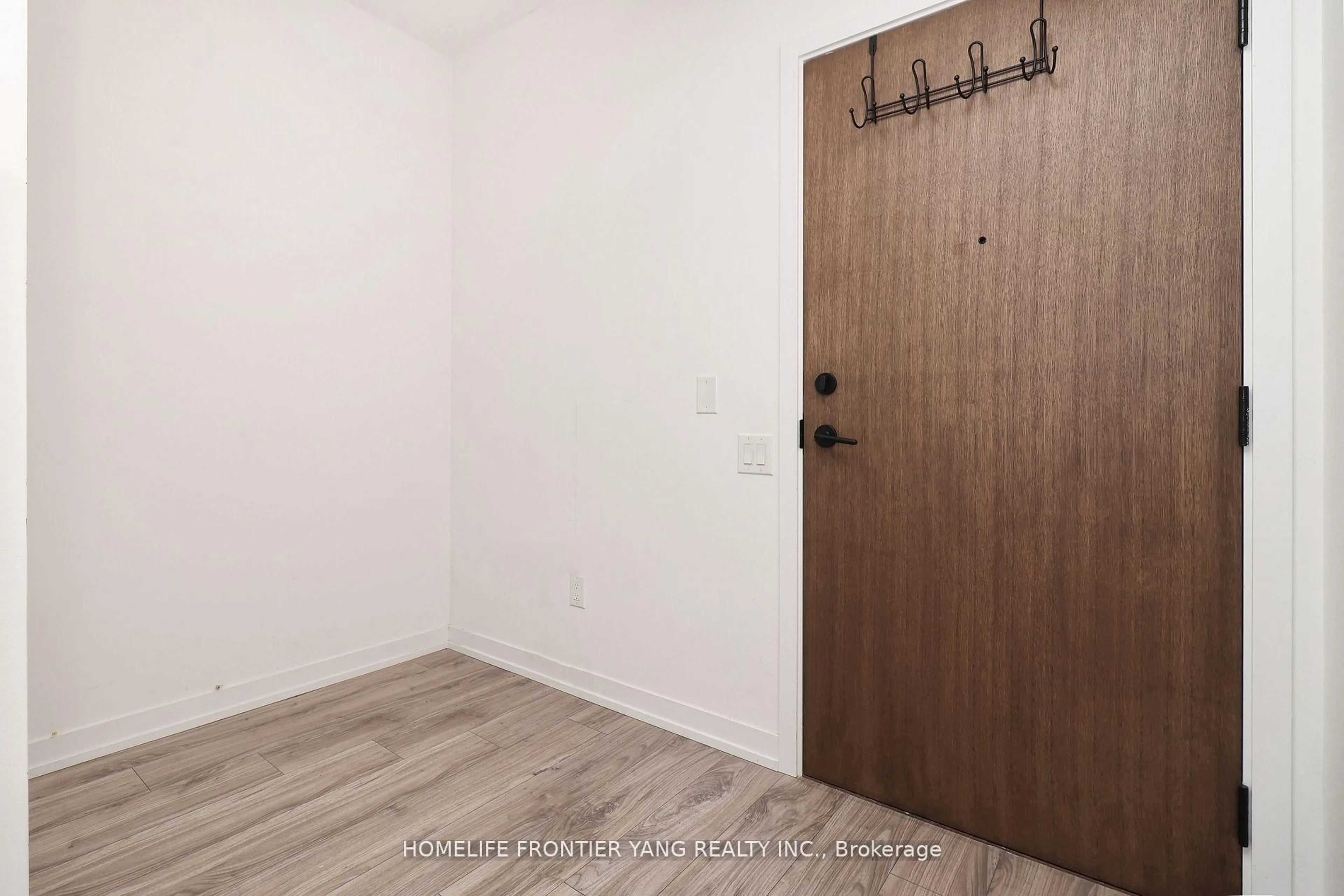 Indoor entryway for 4065 Confederation Pkwy #2805, Mississauga Ontario L5B 0L4