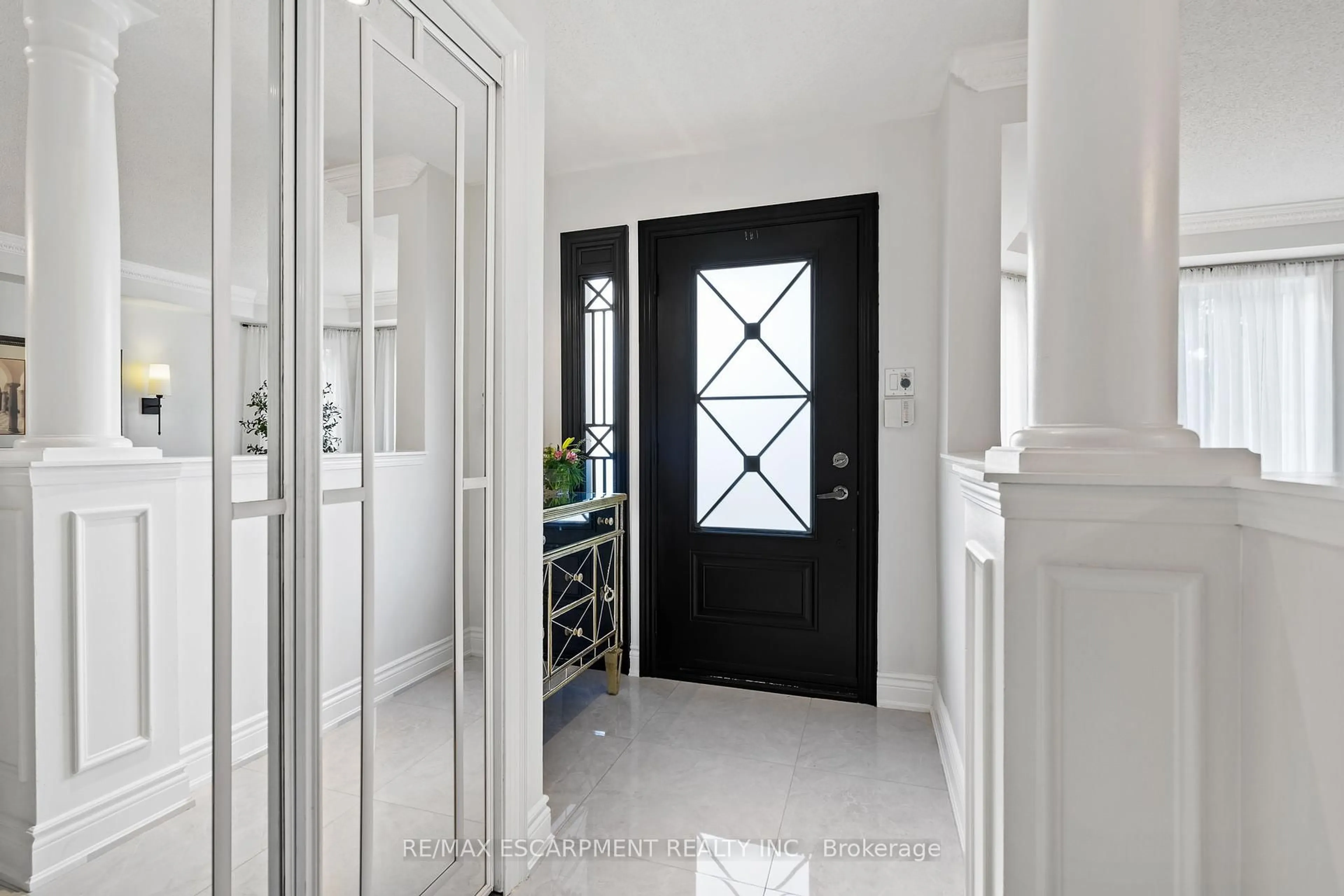 Indoor entryway for 2306 Bankside Dr, Mississauga Ontario L5M 6E1