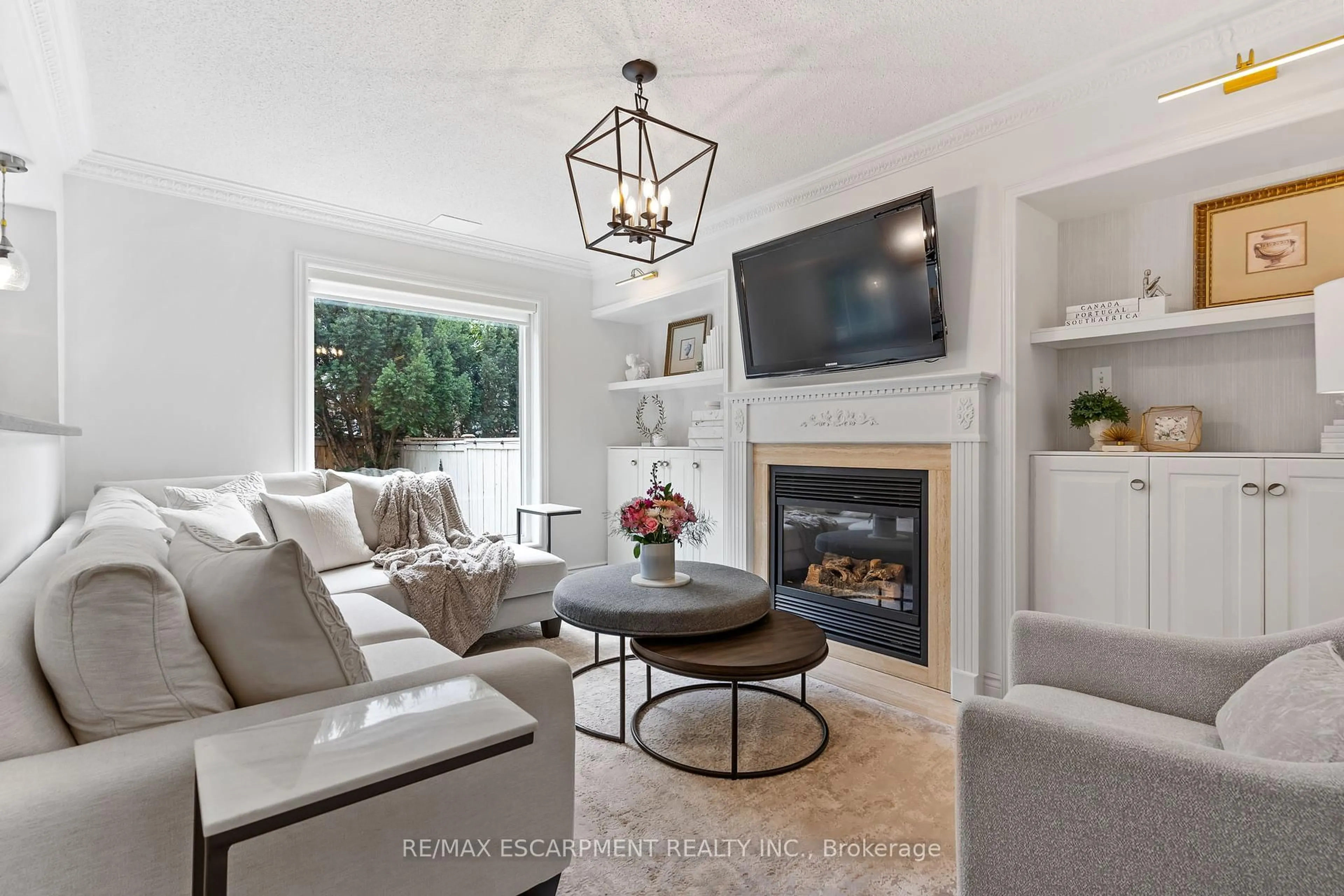 Living room with furniture, unknown for 2306 Bankside Dr, Mississauga Ontario L5M 6E1