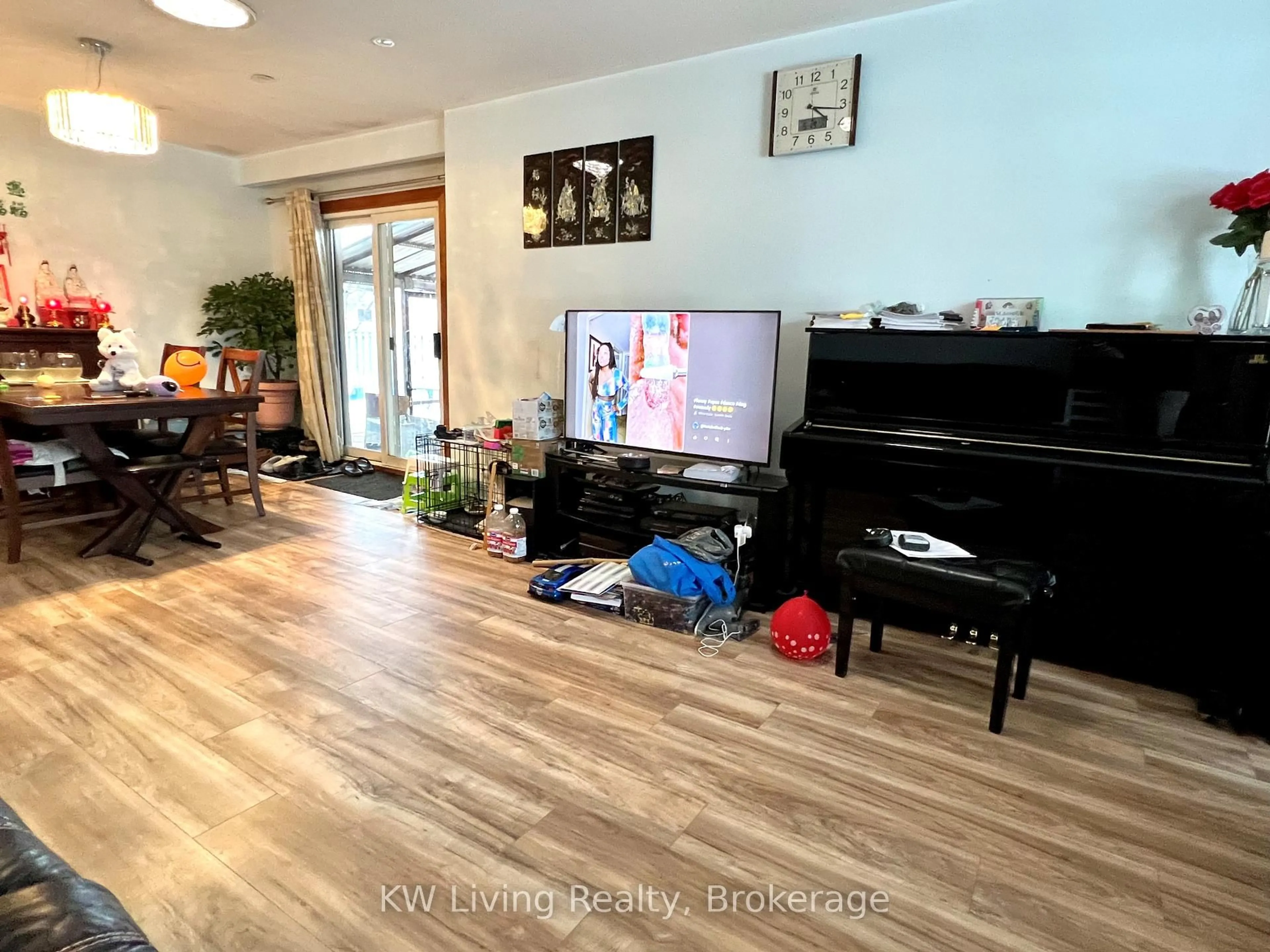 A pic of a room for 966 Forestwood Dr, Mississauga Ontario L5C 1G8