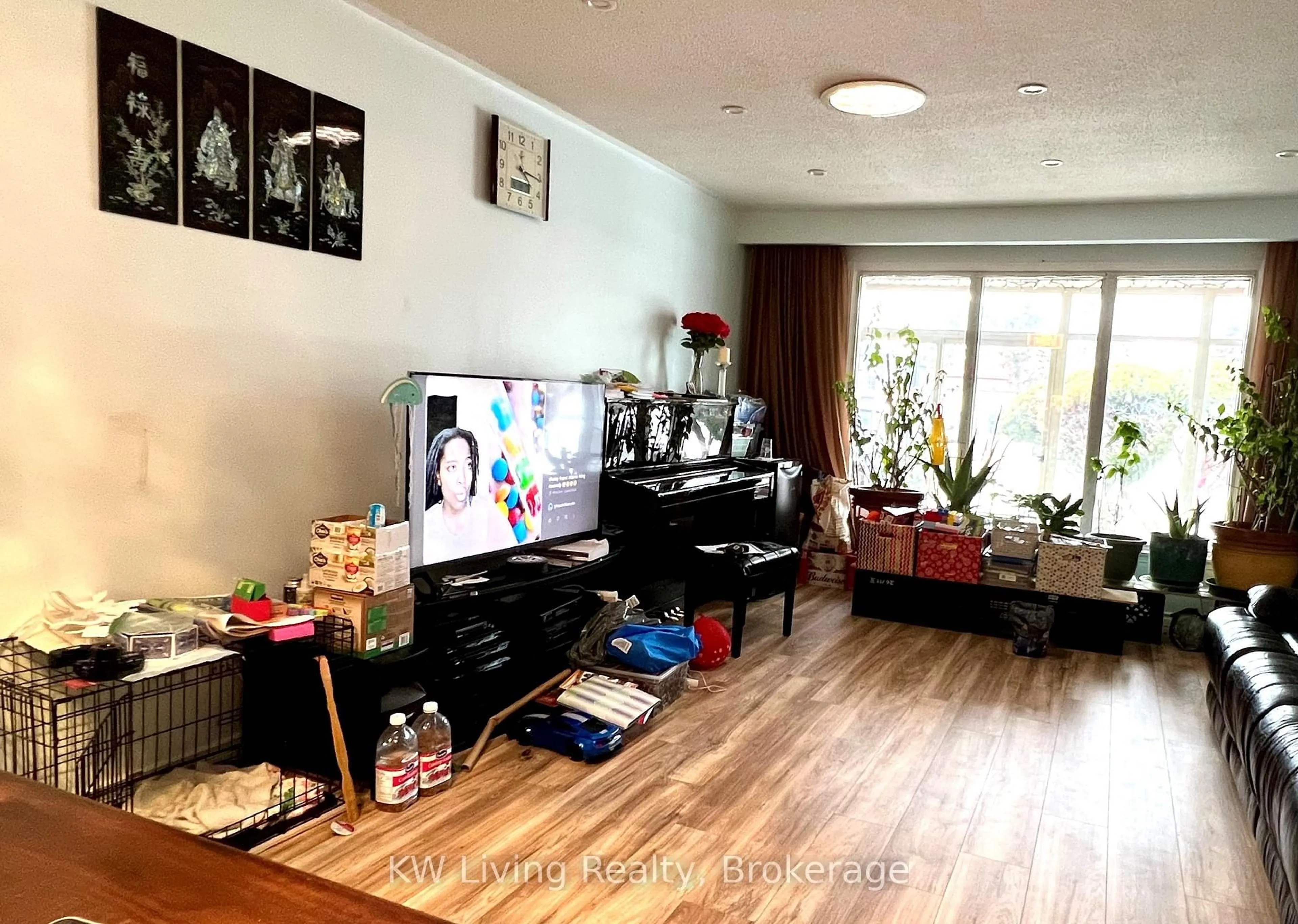 A pic of a room for 966 Forestwood Dr, Mississauga Ontario L5C 1G8
