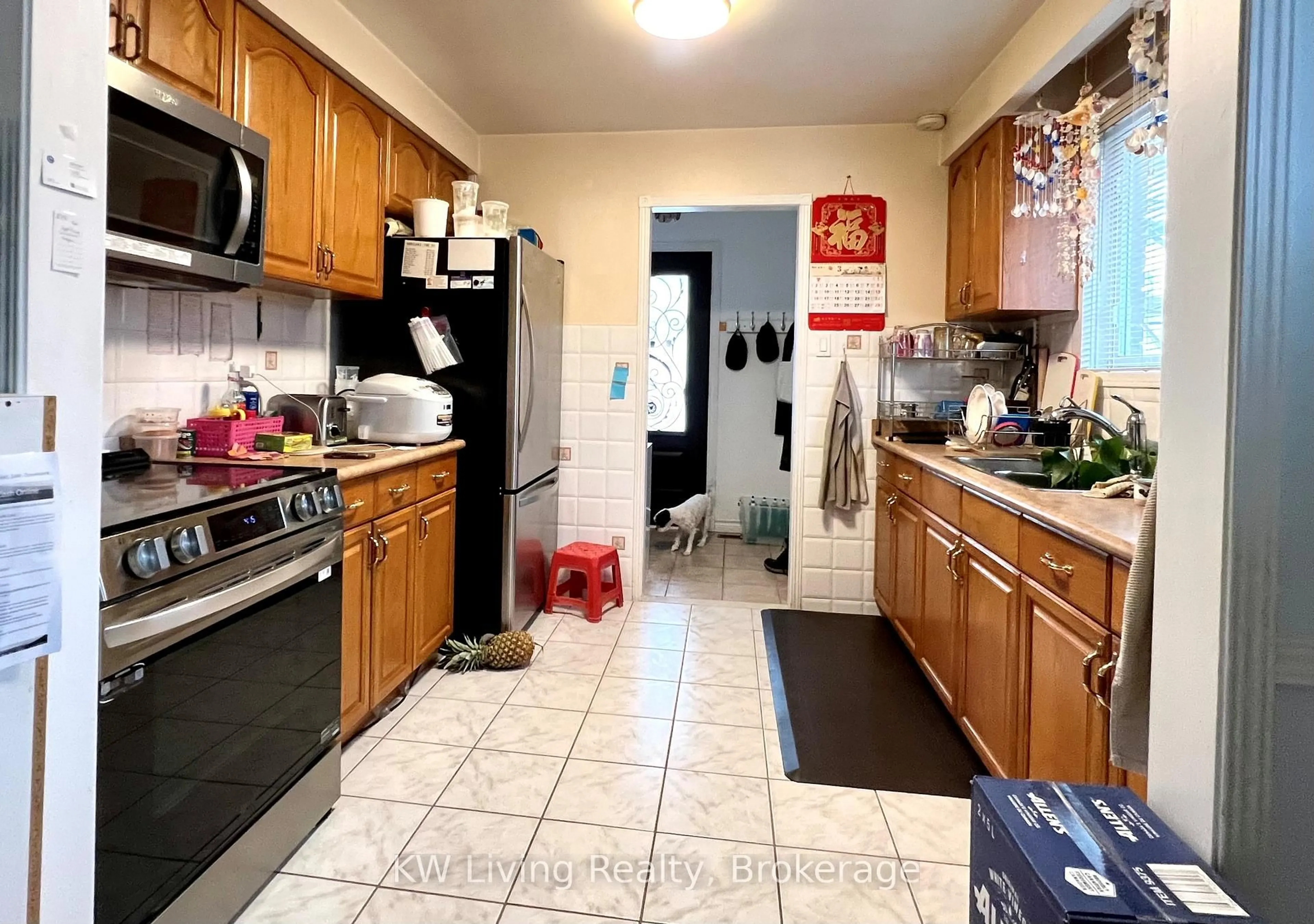 Standard kitchen, unknown for 966 Forestwood Dr, Mississauga Ontario L5C 1G8