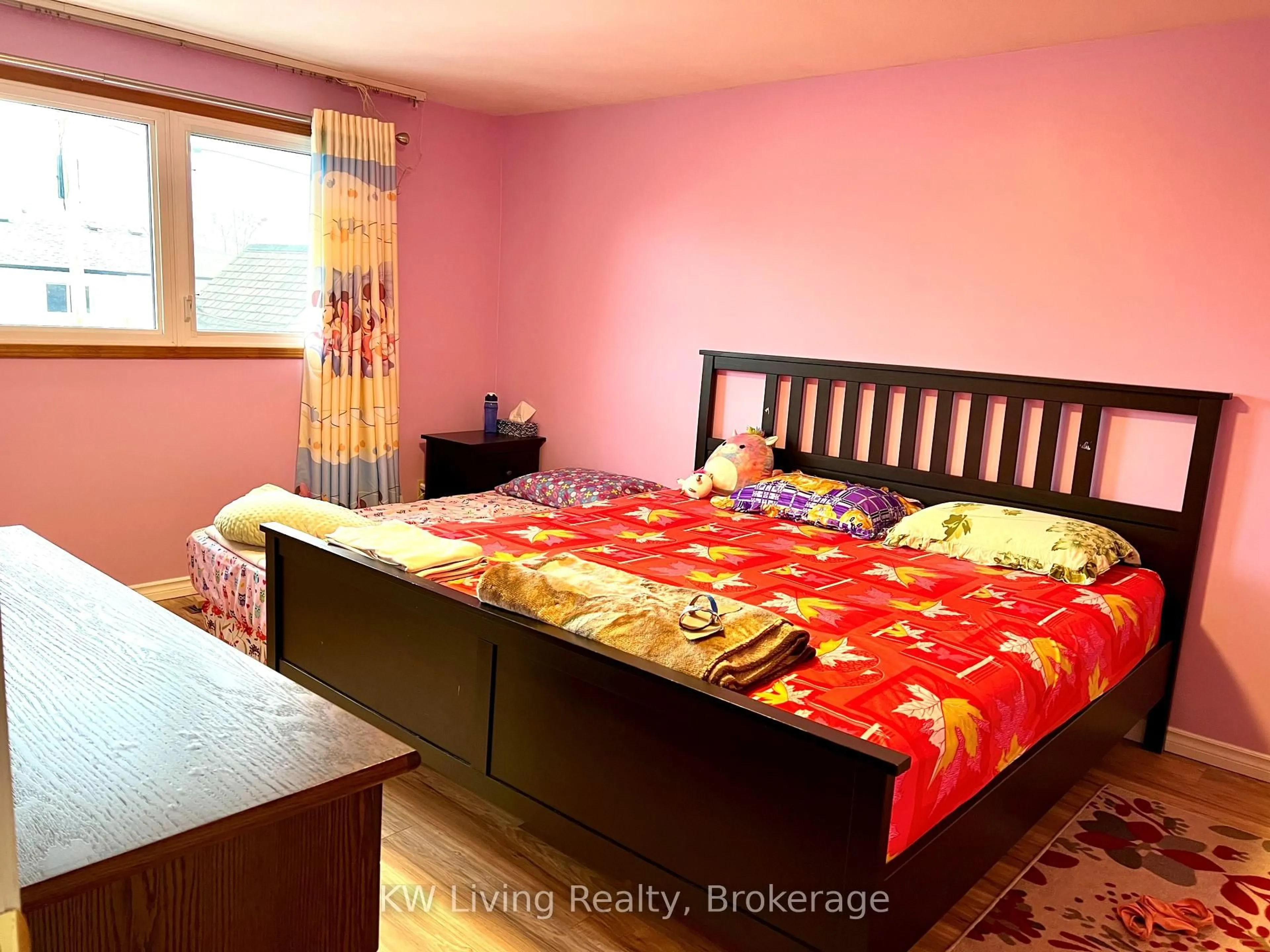 Bedroom with bed, unknown for 966 Forestwood Dr, Mississauga Ontario L5C 1G8