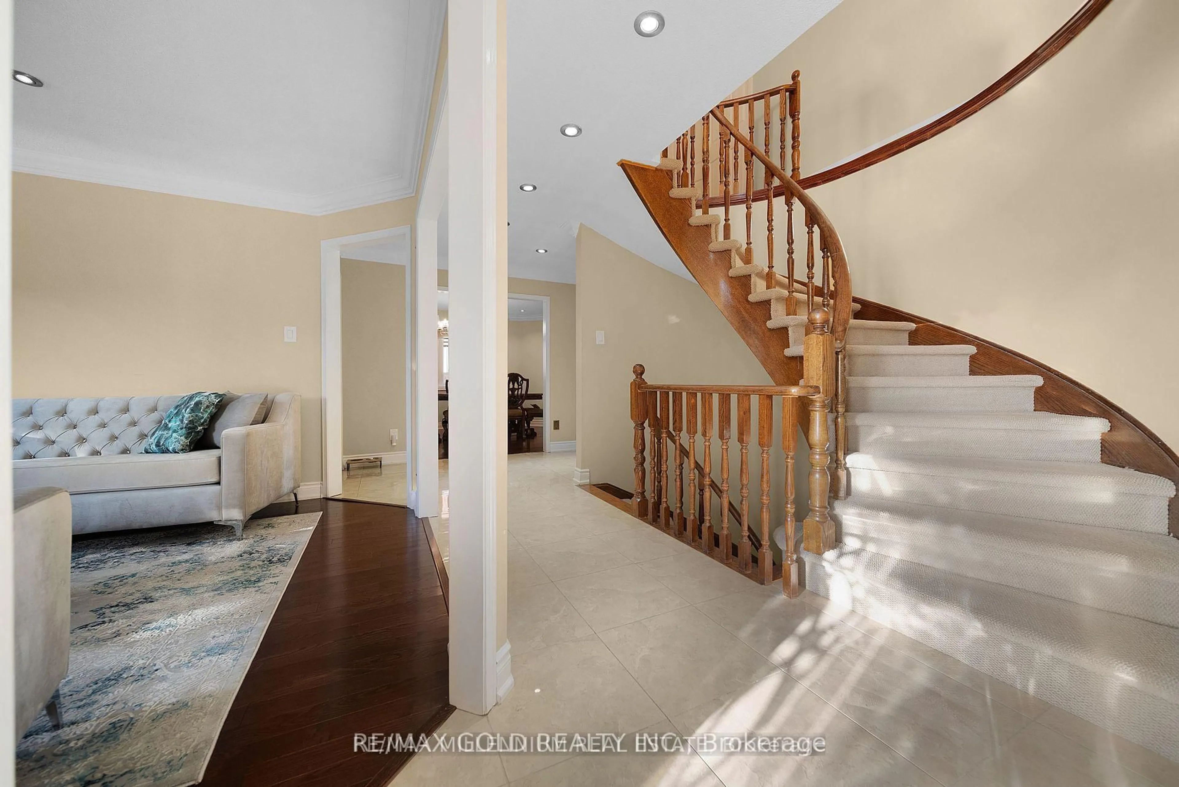 Indoor entryway for 22 Blackwell Pl, Brampton Ontario L6W 4M2