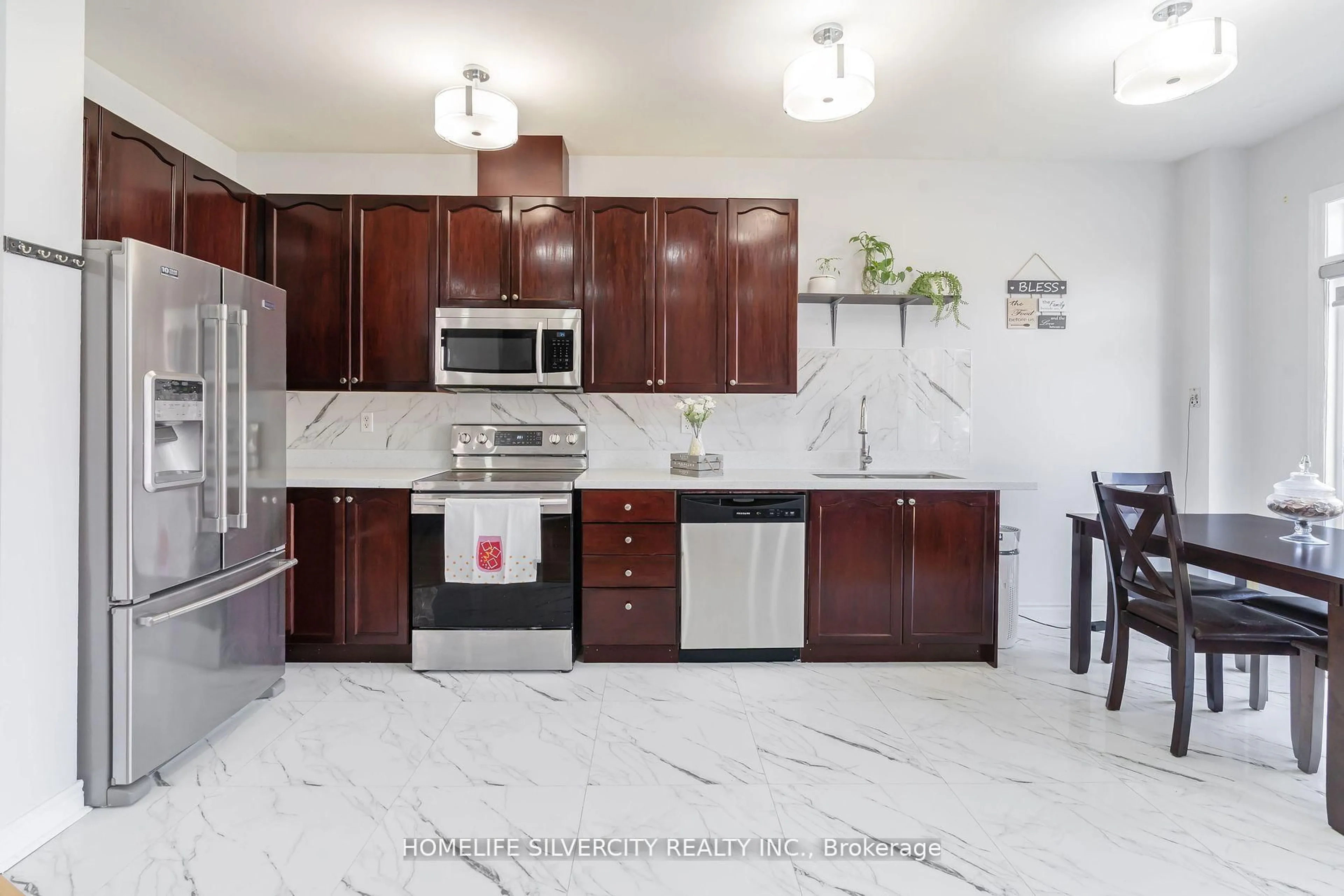 Open concept kitchen, ceramic/tile floor for 10 Rainy Dale Rd, Brampton Ontario L6V 4S7