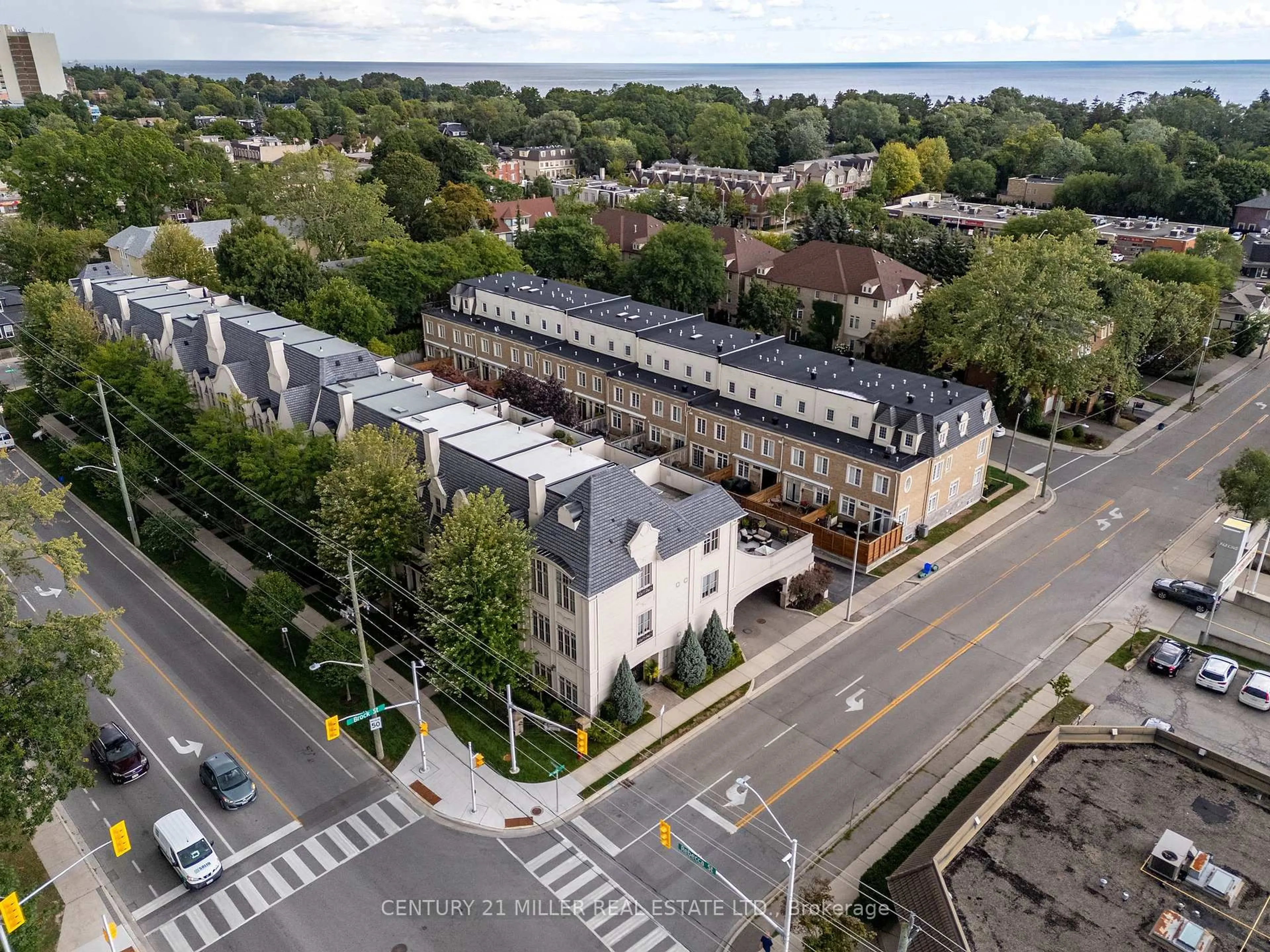 A pic from outside/outdoor area/front of a property/back of a property/a pic from drone, city buildings view from balcony for 131 Brock St, Oakville Ontario L6K 0A2