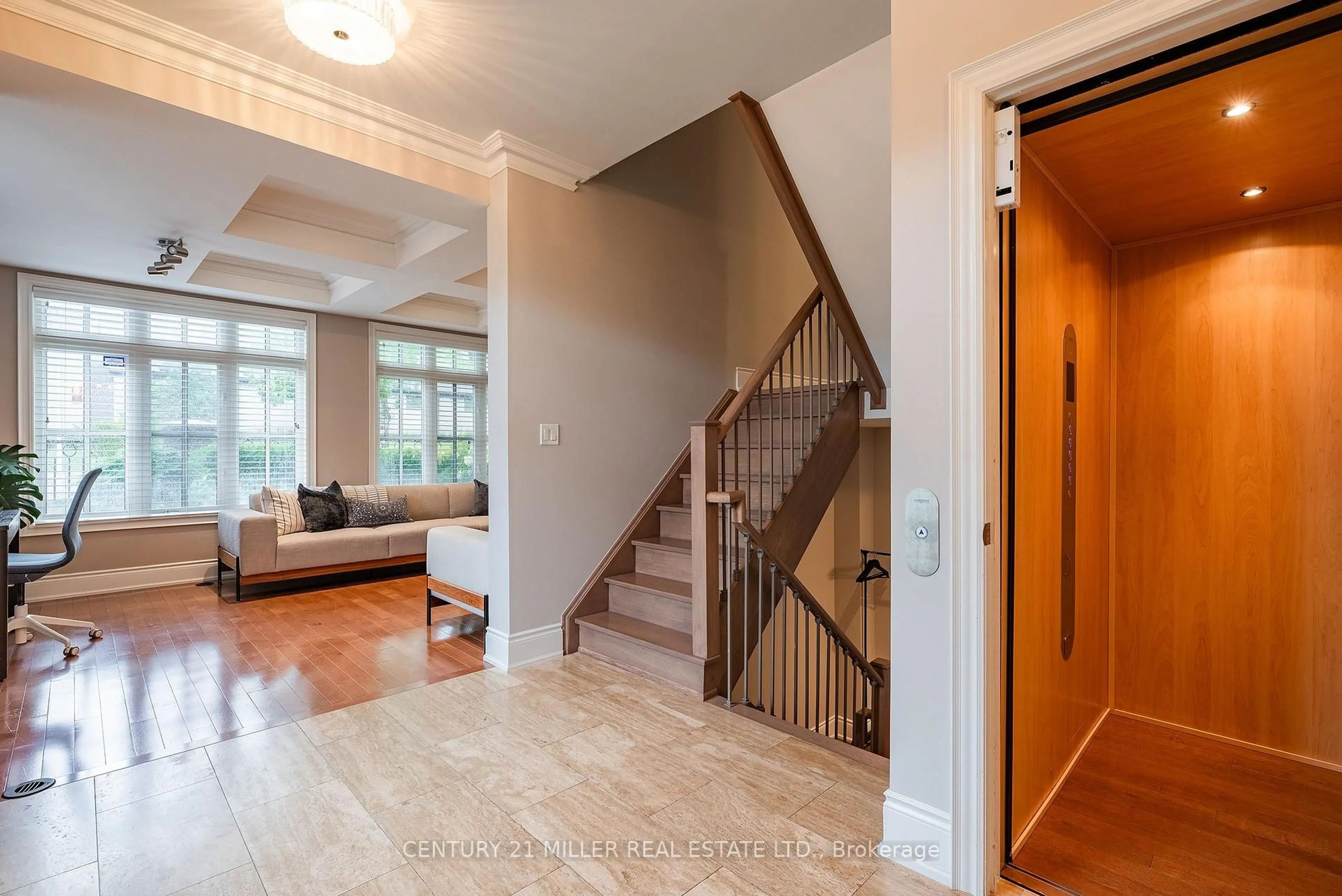 Indoor entryway for 131 Brock St, Oakville Ontario L6K 0A2