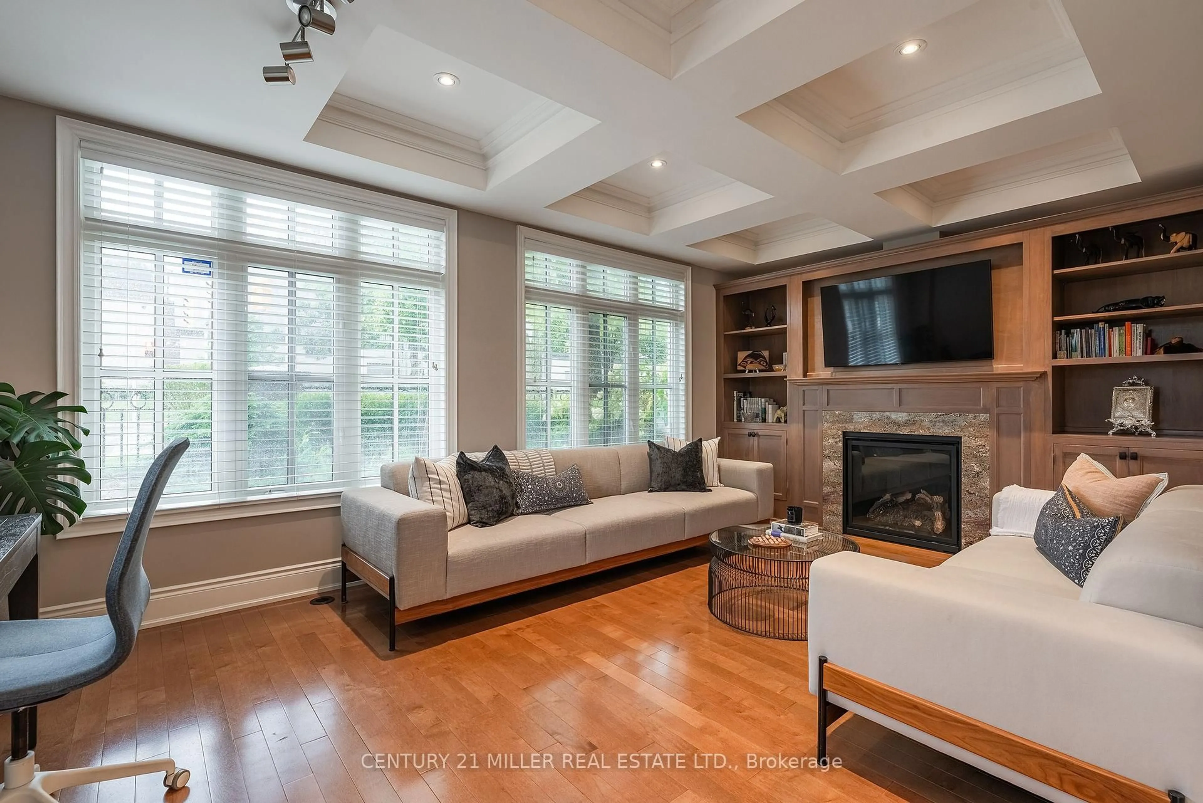 Living room with furniture, unknown for 131 Brock St, Oakville Ontario L6K 0A2