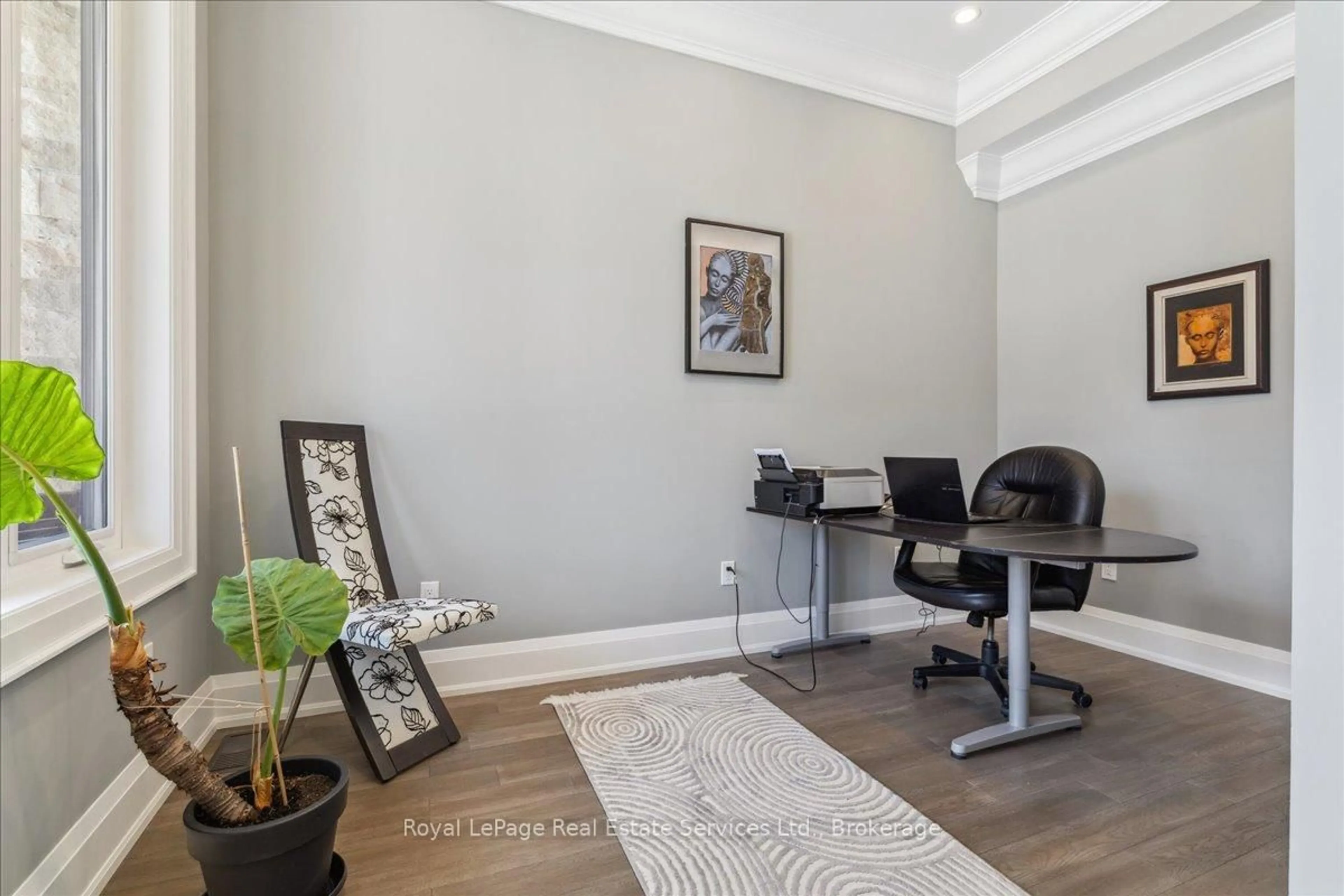 A pic of a room for 1211 Pinegrove Rd, Oakville Ontario L6L 2W8