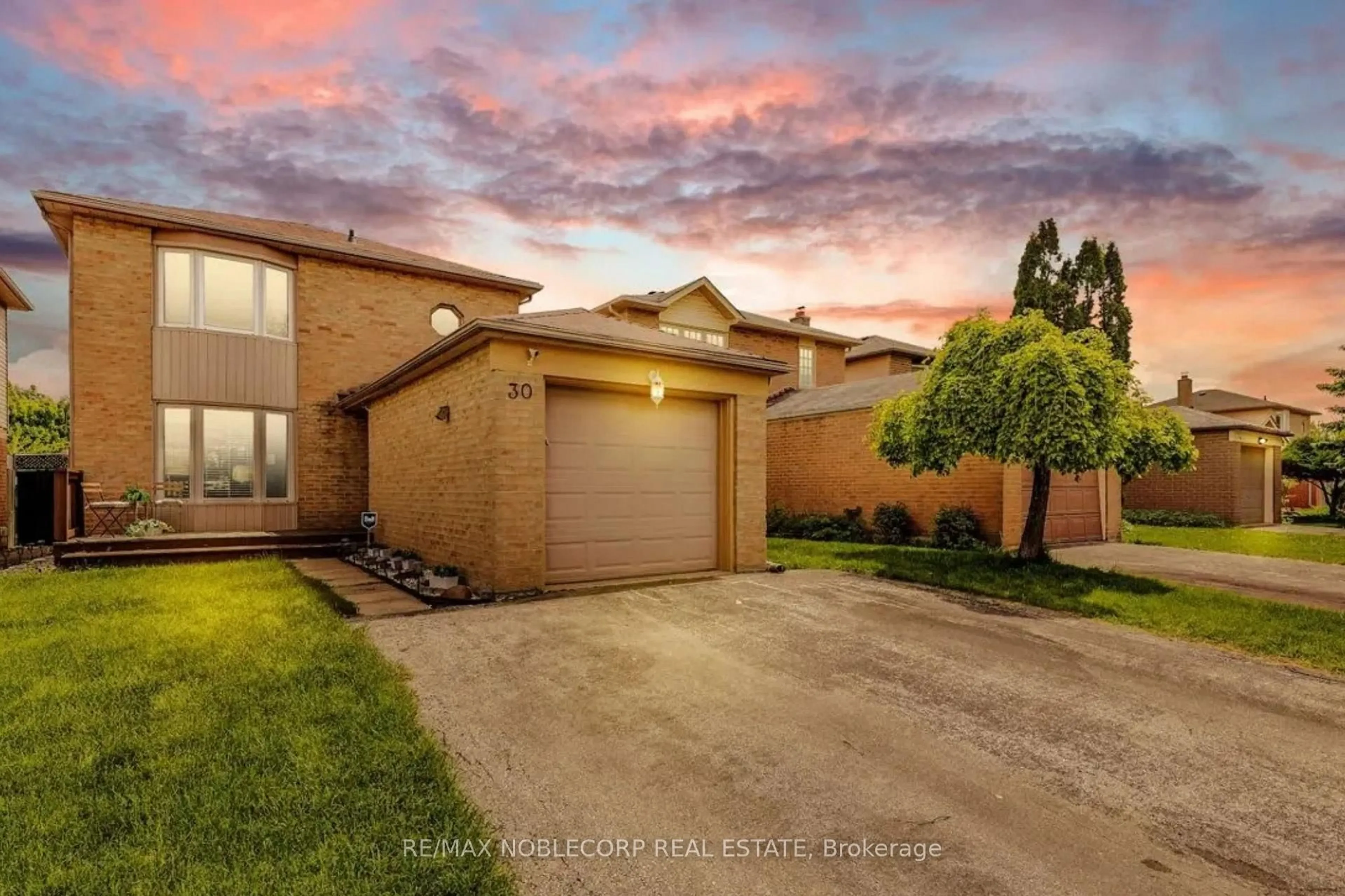 A pic from outside/outdoor area/front of a property/back of a property/a pic from drone, street for 30 Mayberry Crt, Brampton Ontario L6S 5B2