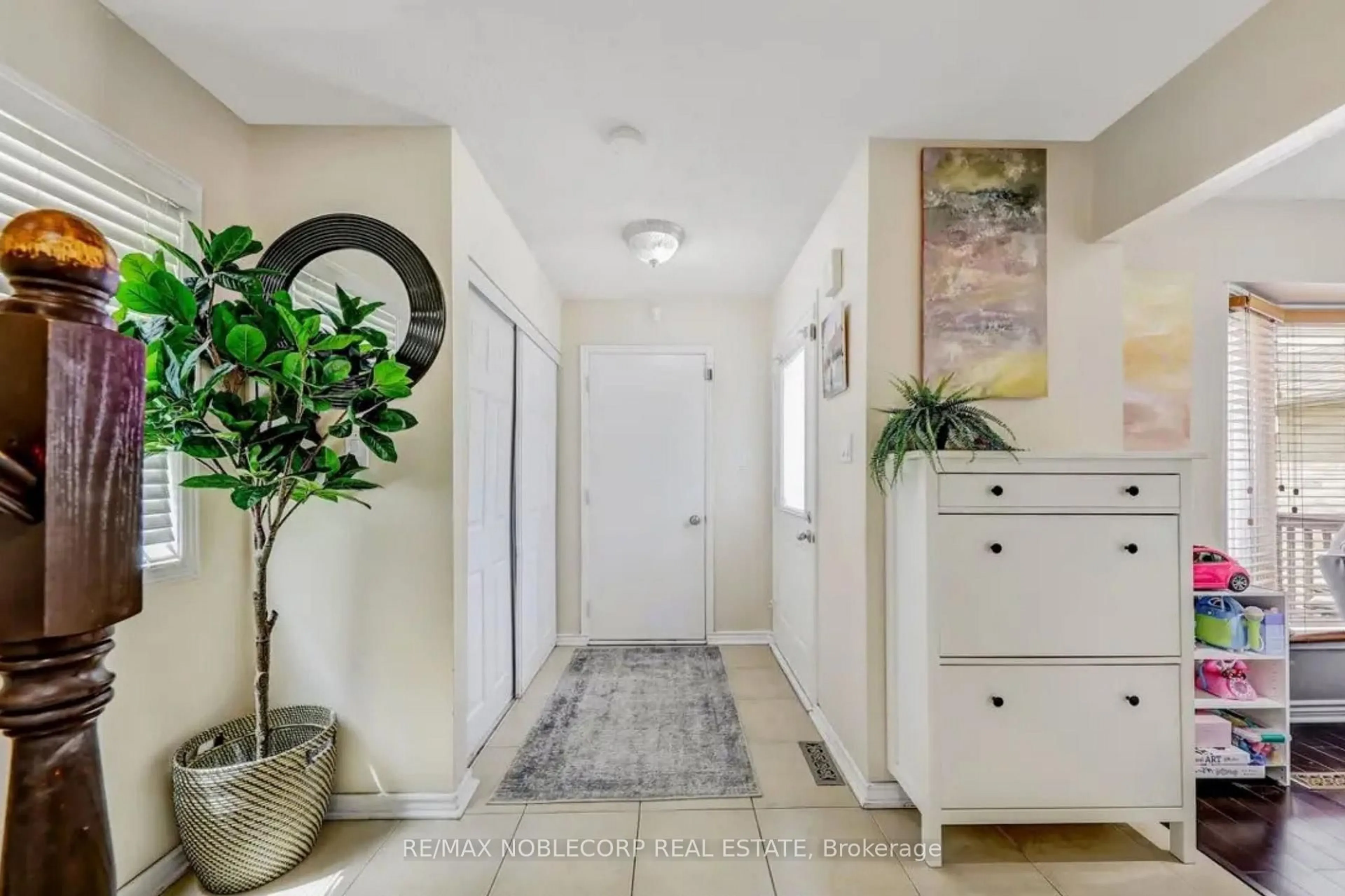 Indoor entryway for 30 Mayberry Crt, Brampton Ontario L6S 5B2