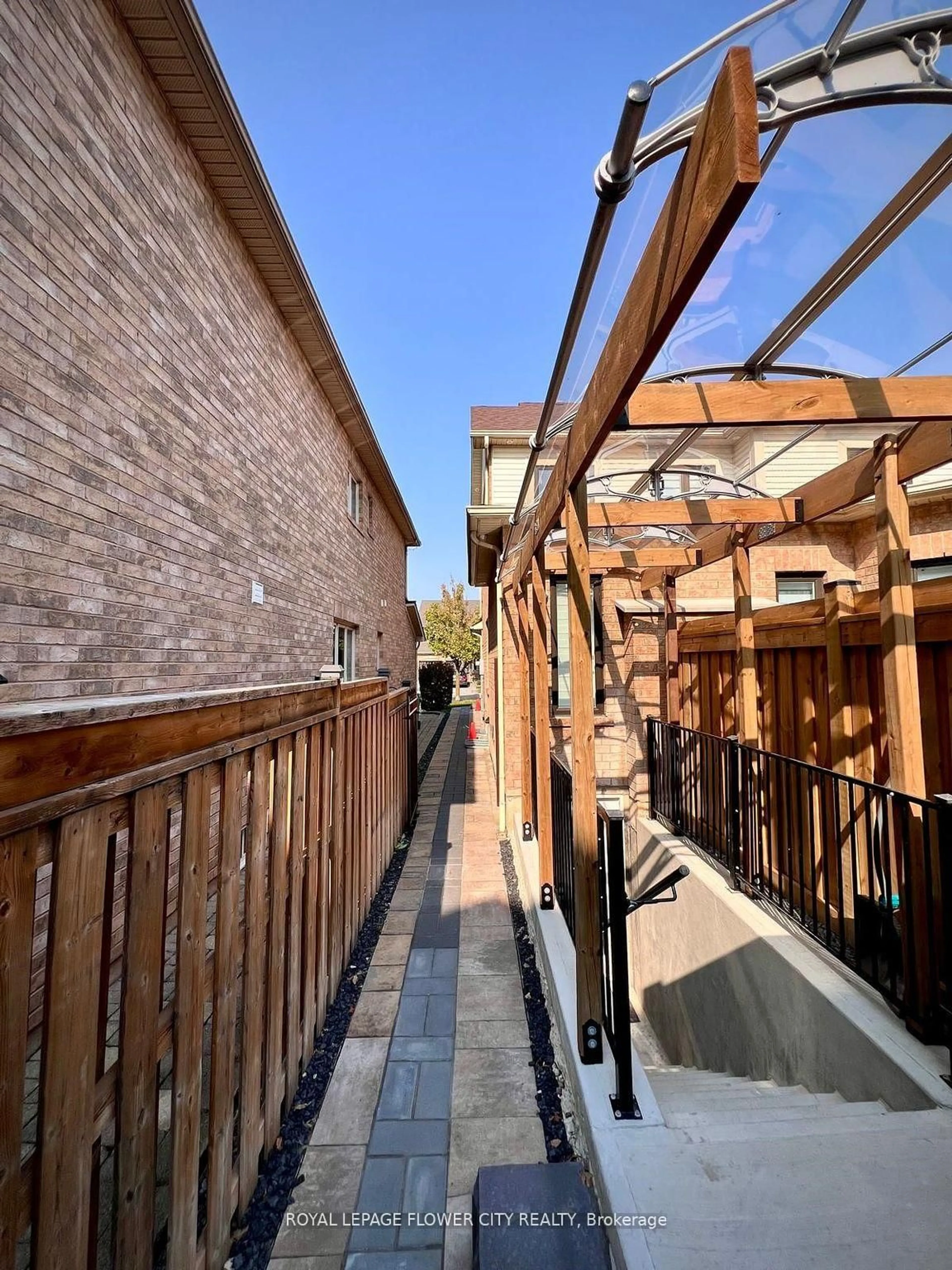 Patio, street for 6936 Historic Tr, Mississauga Ontario L5W 1C2