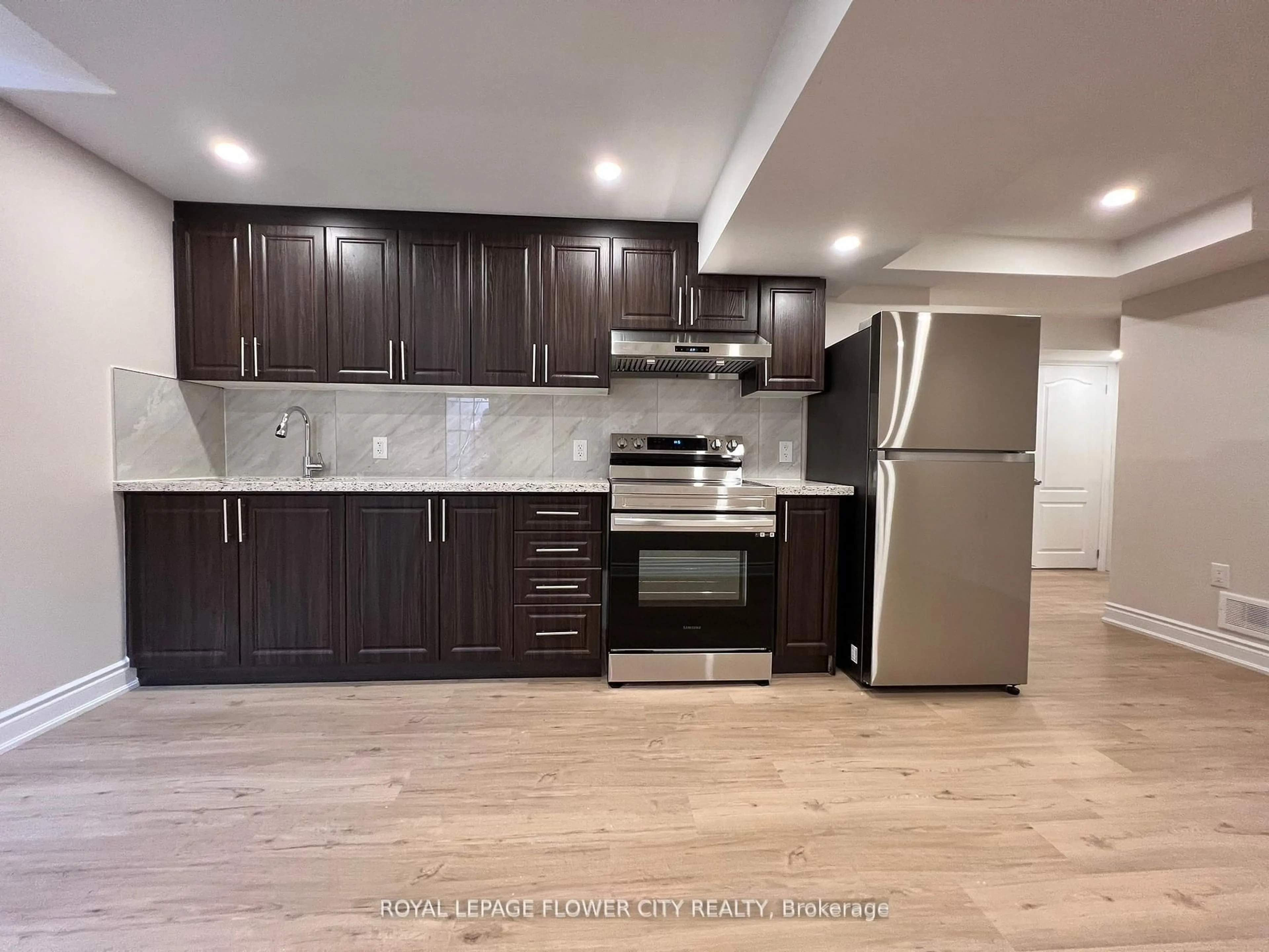 Open concept kitchen, wood/laminate floor for 6936 Historic Tr, Mississauga Ontario L5W 1C2